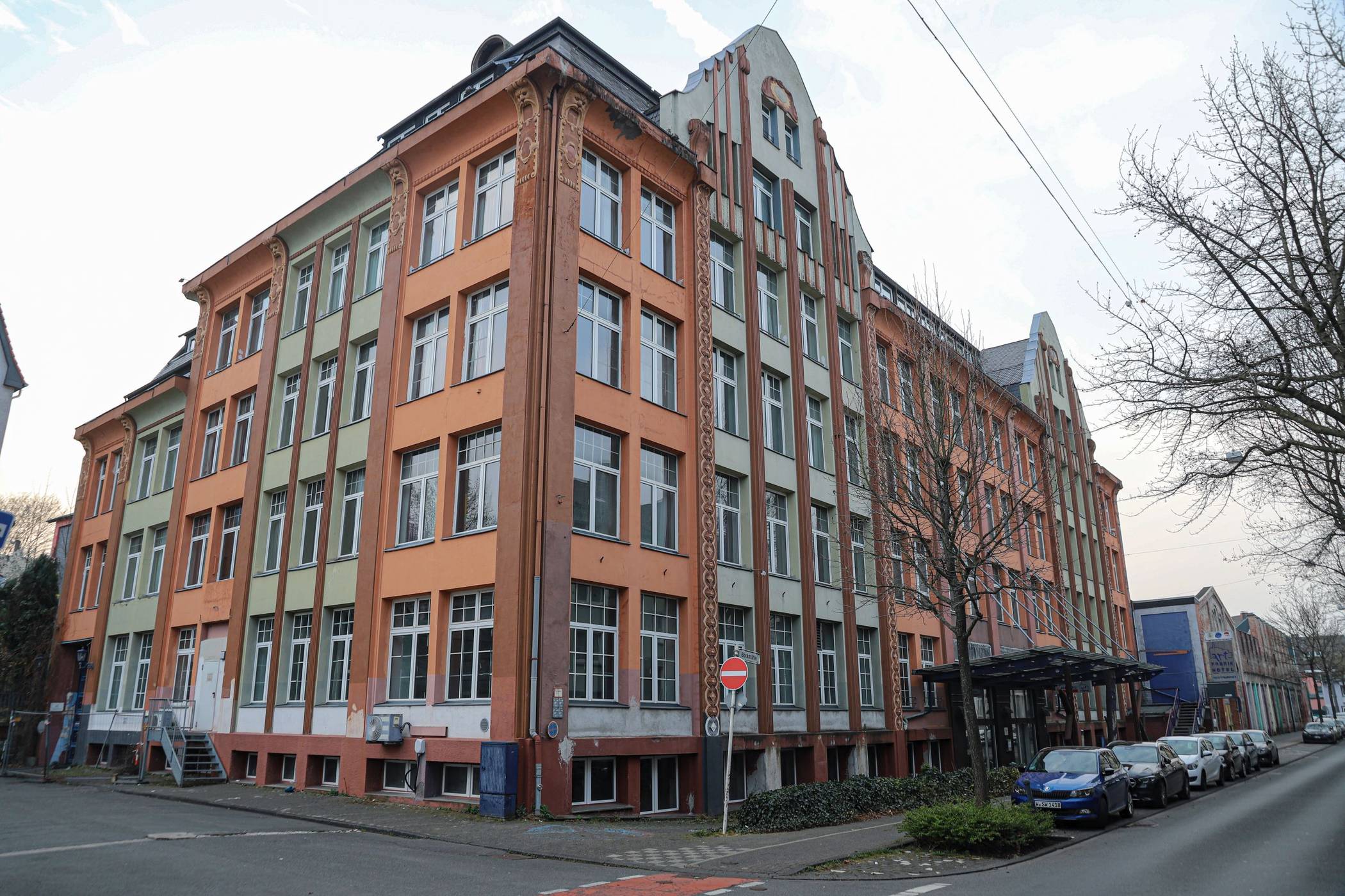 Von den Bestandsbauten wird nur das historische Verwaltungsgebäude Teil des Schulkomplexes.