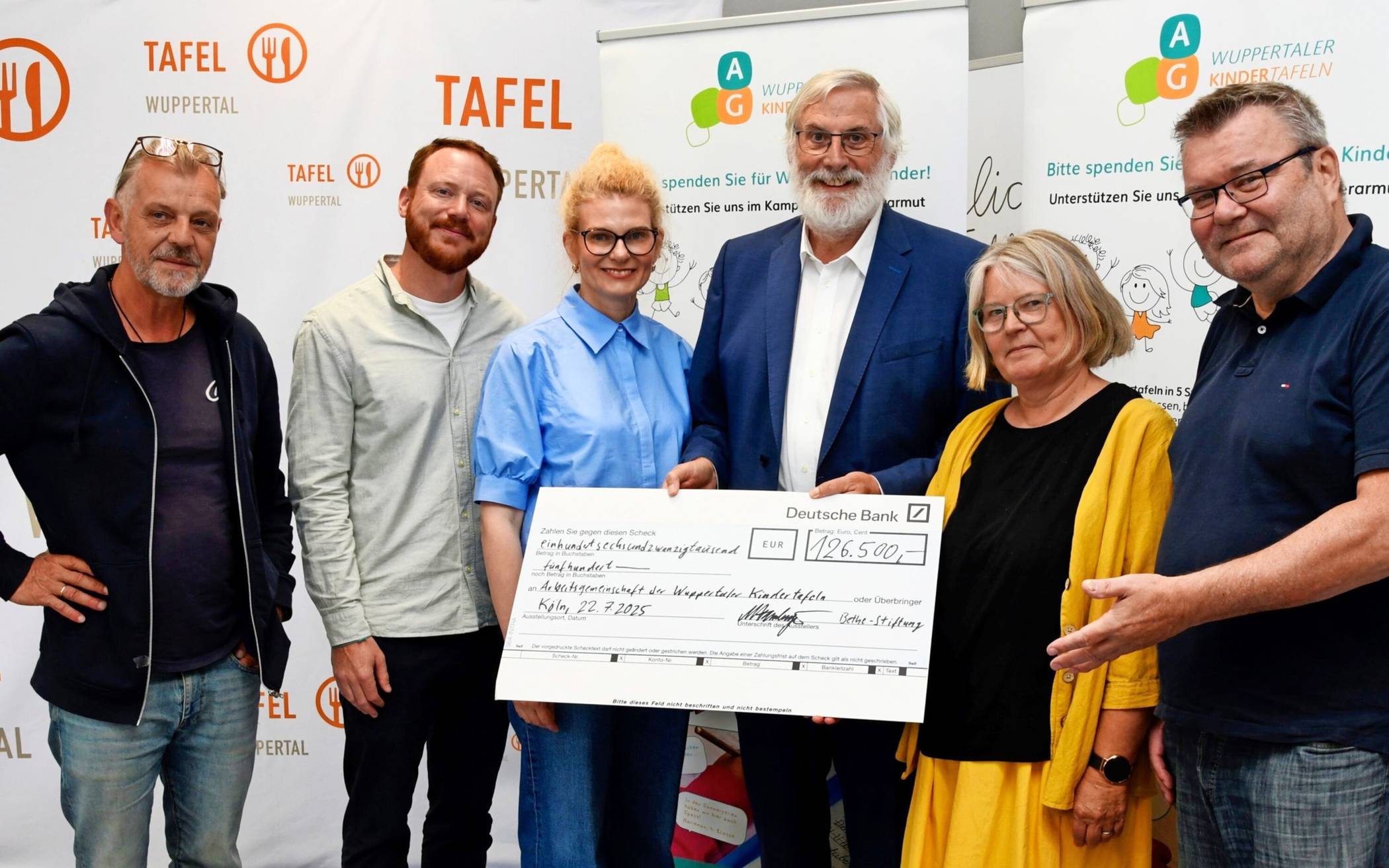 Dr. Martin Hamburger (3.v.re.) übergab die symbolischen Schecks.