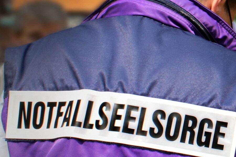 Die Jacke der rheinischen Notfallseelsorge trägt Ben Sulzbacher nur bei Außeneinsätzen.