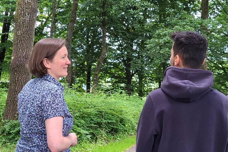  Beim Spaziergang mit Claudia Andrews reden sich manche Studierende den Kummer von der Seele. 