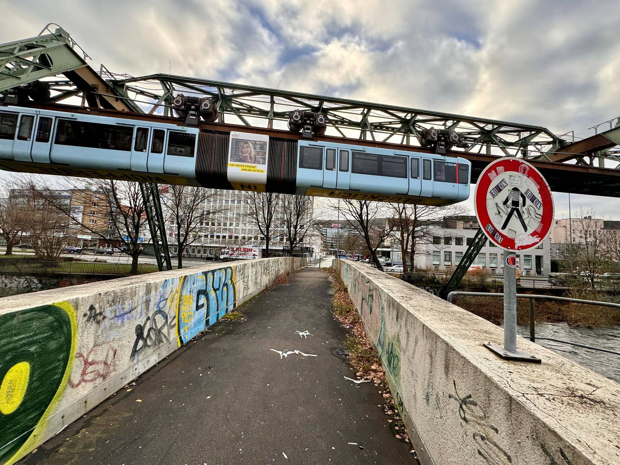  Die Schafbrücke, die über die Wupper führt. 