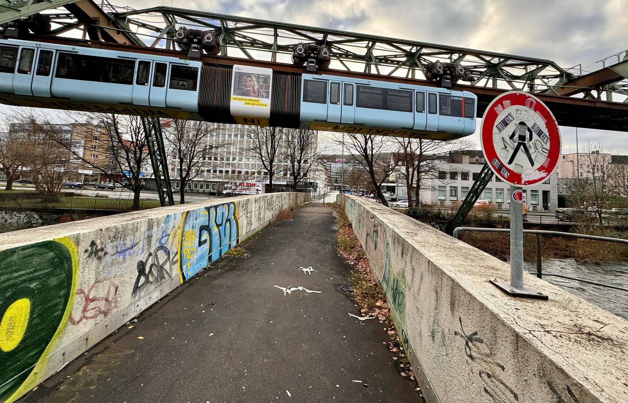 Die Schafbrücke, die über die Wupper