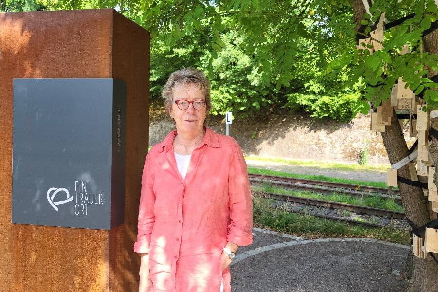  Katharina Ruth (Leiterin des Hospizdienstes „Pusteblume“) an Wuppertals erstem öffentlichen Trauerort an der Nordbahntrasse.  