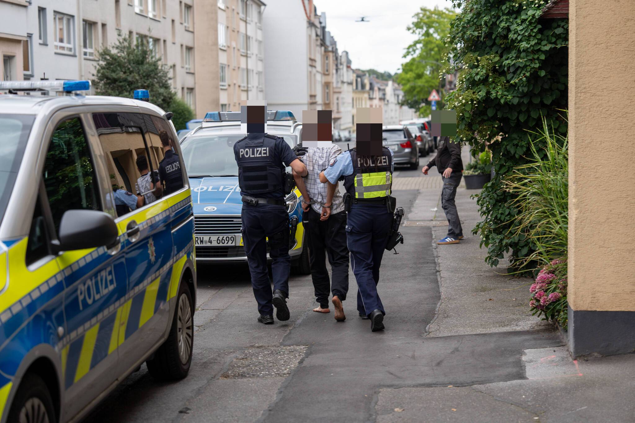  Die Polizei führt den Mann ab. 