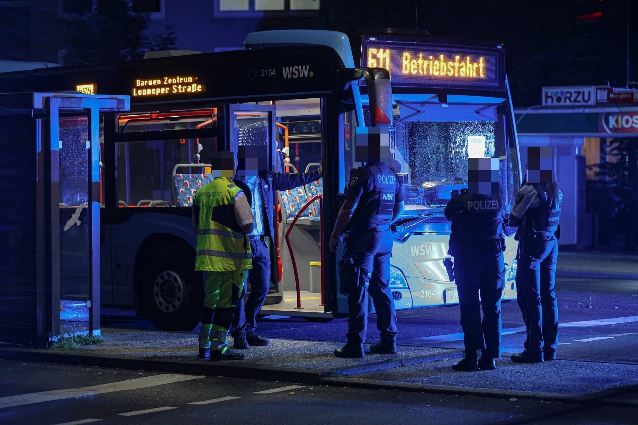  Die Polizei befragte die Beteiligten. 