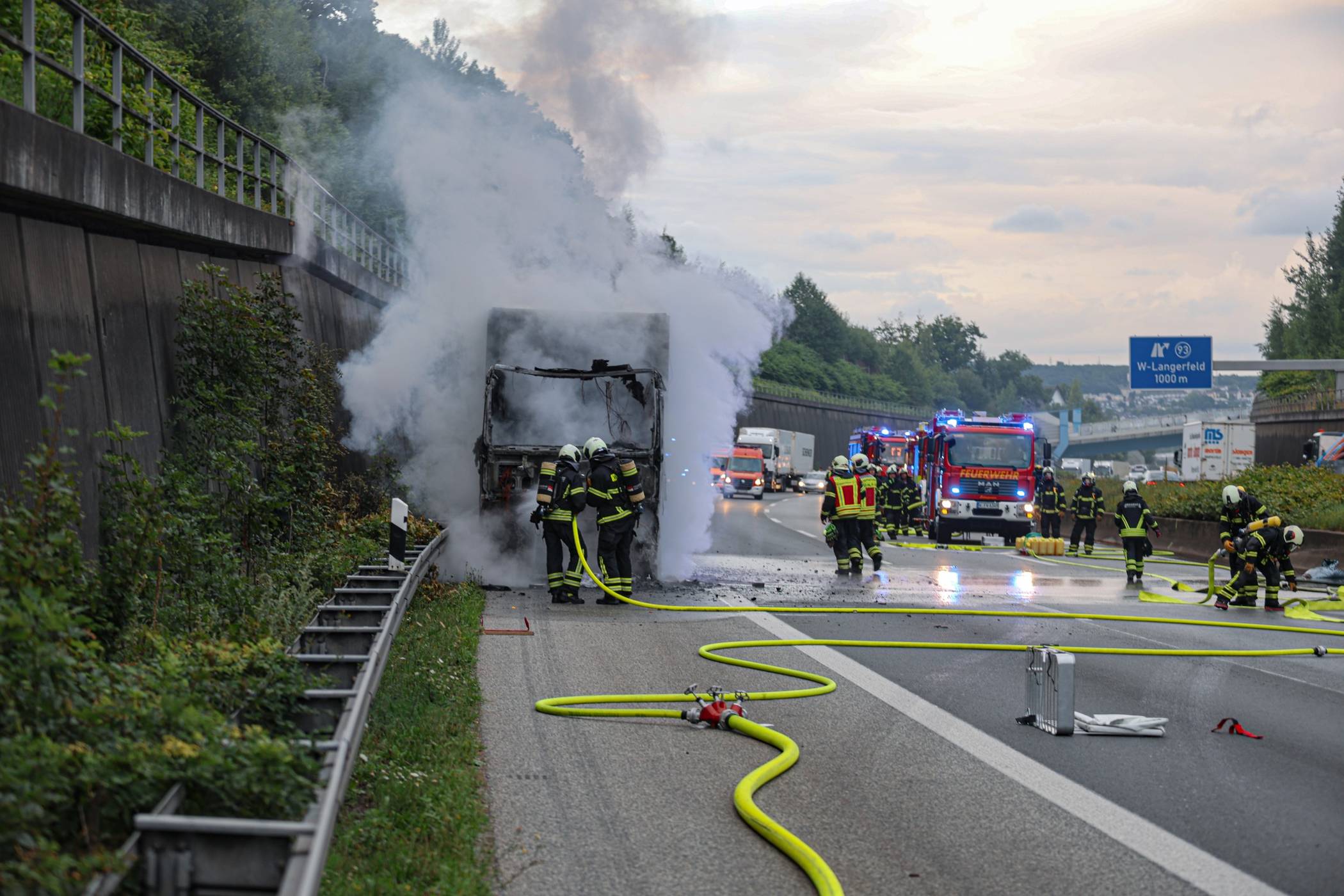 Der Fahrer konnte den Lkw noch auf den Standstreifen lenken.