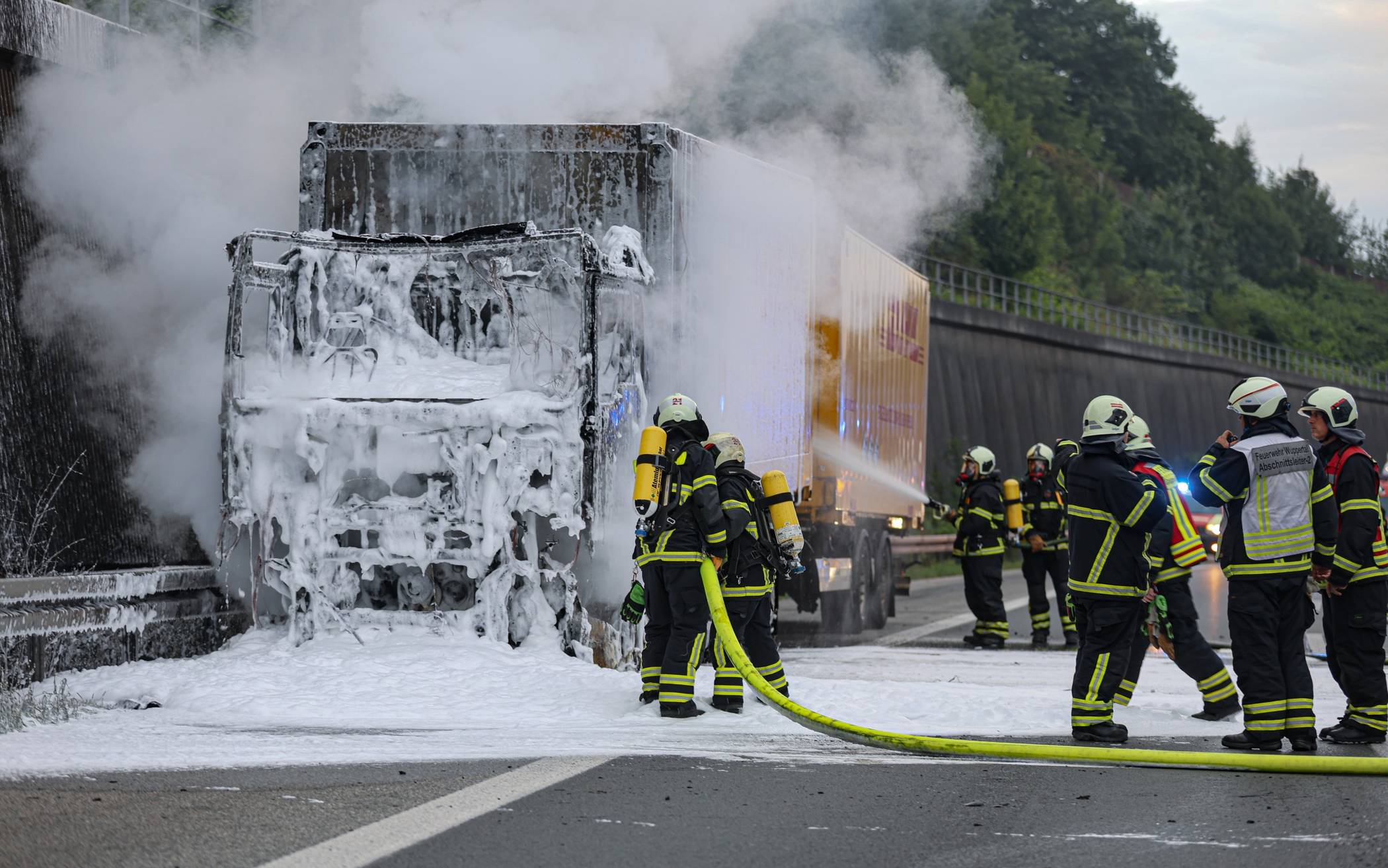 Bilder: Lkw-Brand auf der A1 in Wuppertal-Langerfeld