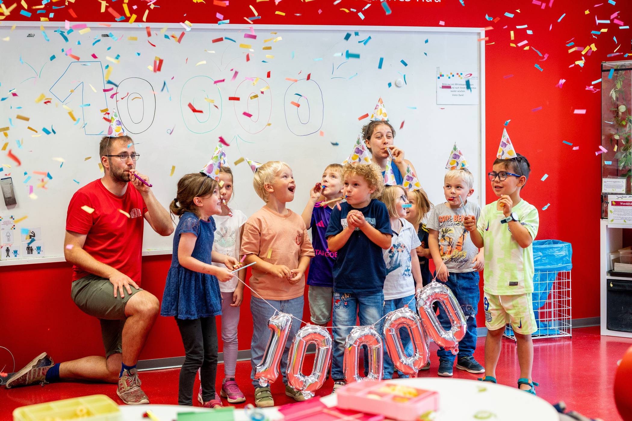 Die vier bis sechs Jahre alten Studentinnen und Studenten aus dem Jubiläumskurs freuten sich mit Dozent Roberto Kätker und Assistentin Alexa Kapensky Dada über die besondere Überraschung und feierten kräftig mit.