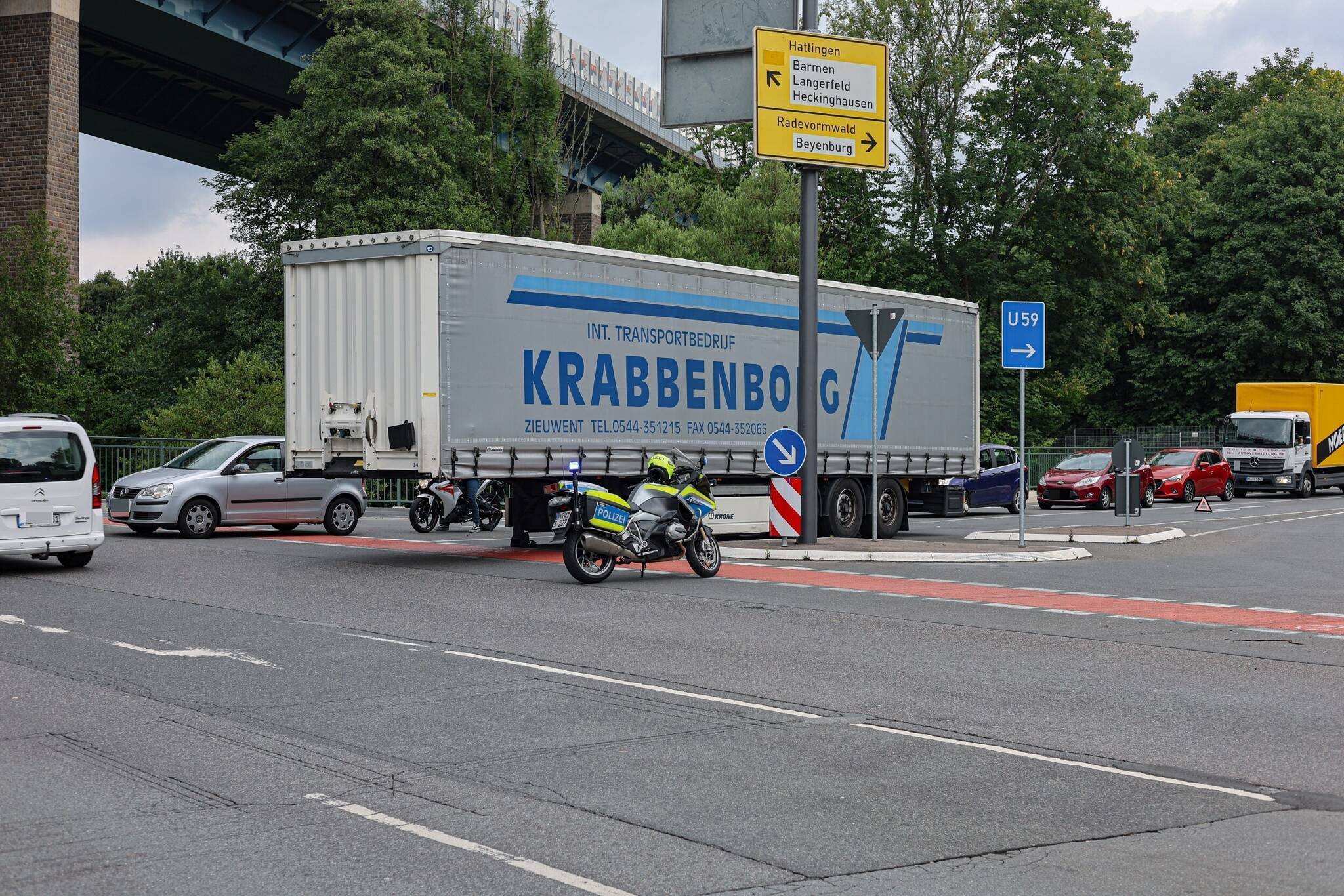  Die Polizei regelte den Verkehr. 