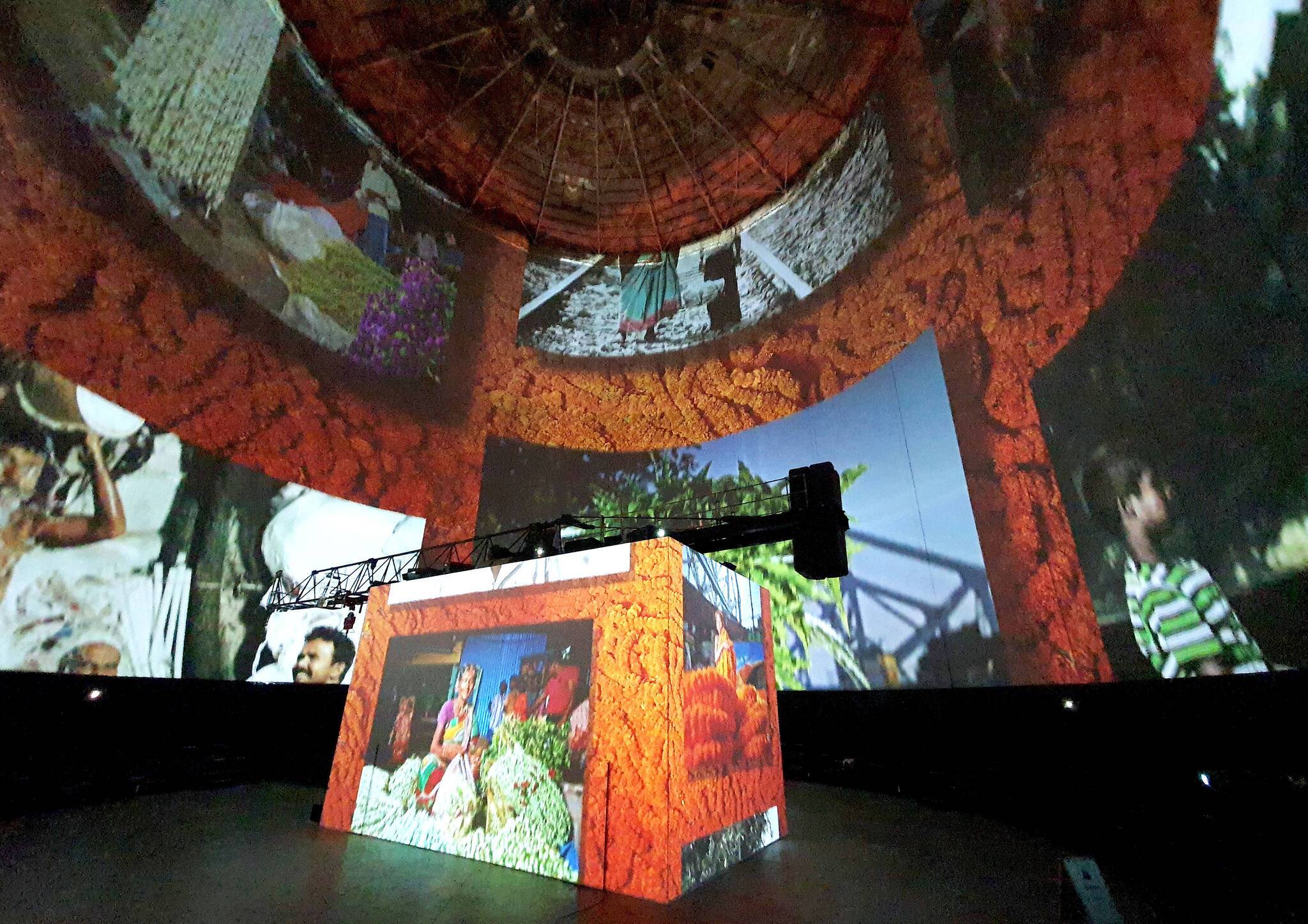  Ähnlich wie bei der Visiodrom-Show „Humans“ vor vier Jahren werden die Fotopreis-Bilder bei der Siegerehrung im XXL-Format auf die Gaskessel-Projektionsflächen geworfen und für ein ganz besonderes visuelles Wuppertal-Erlebnis sorgen. 