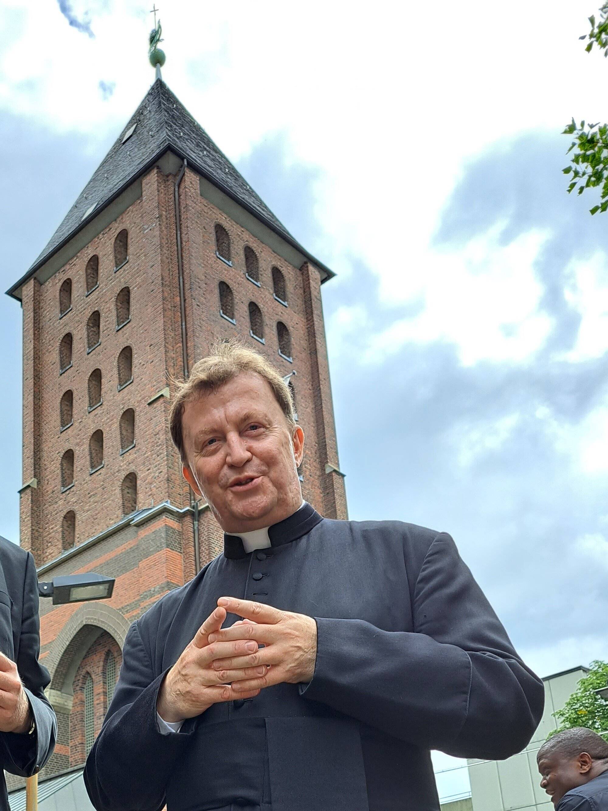 Pastor Klaus-Peter Vosen vor dem Glockenturm von St. Antonius. 