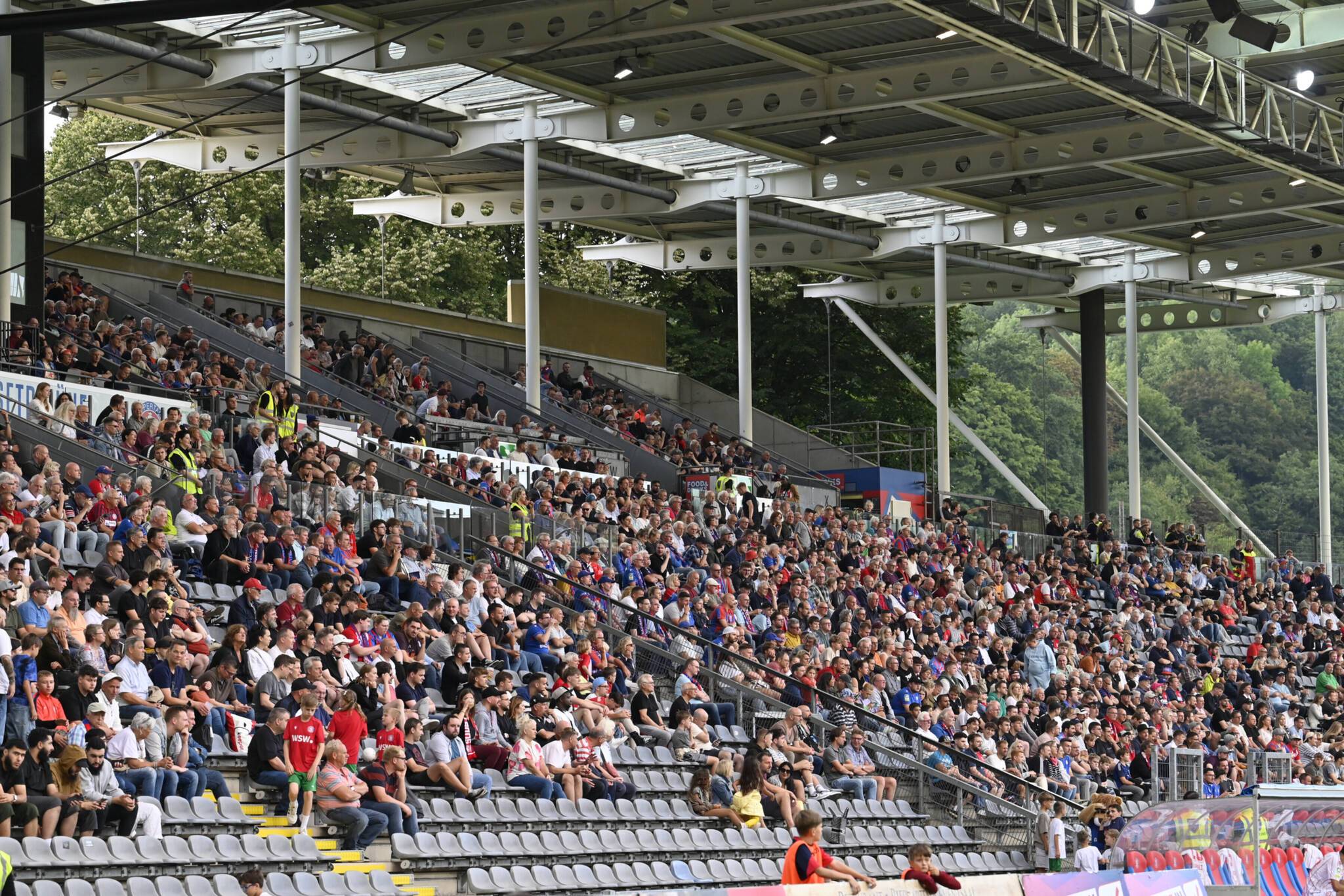 Die Haupttribüne beim Heimspiel gegen Fortuna Köln.