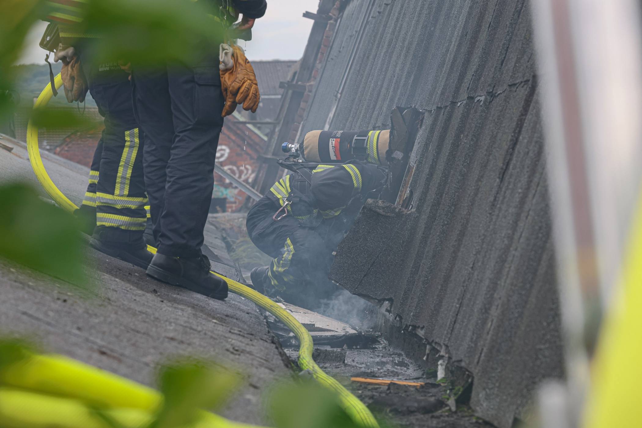 Die Feuerwehr auf dem Dach.