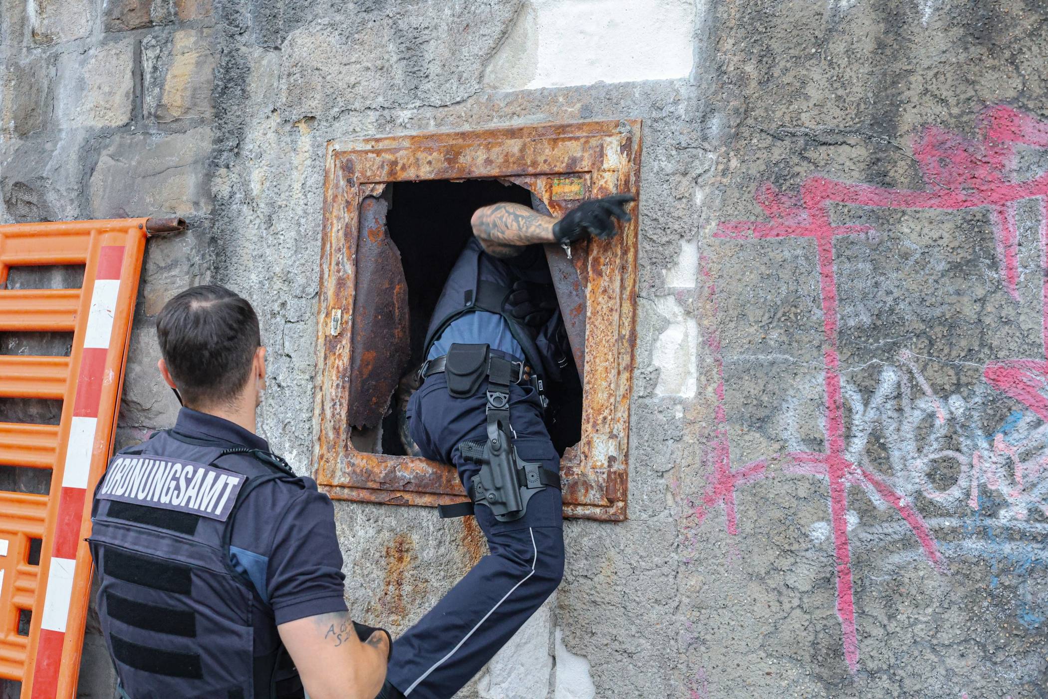 Das Ordnungsamt inspizierte das Innere.