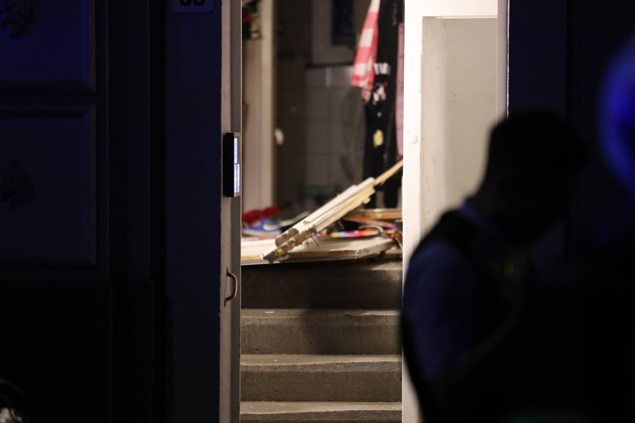  Die Tür wurde herausgerissen und landete im Flur. 