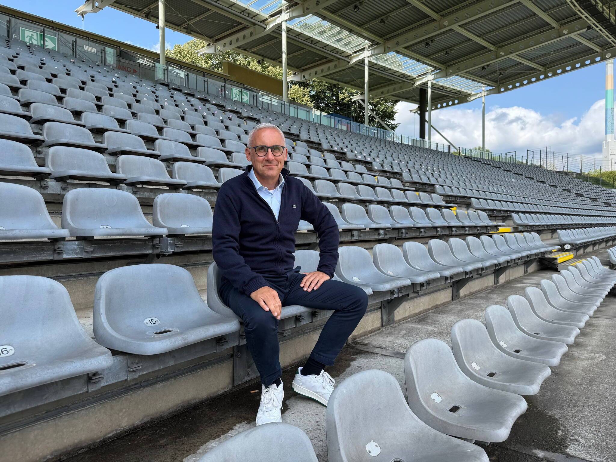  Andreas Baxewanoglou auf der Haupttribüne des Stadions am Zoo. 
