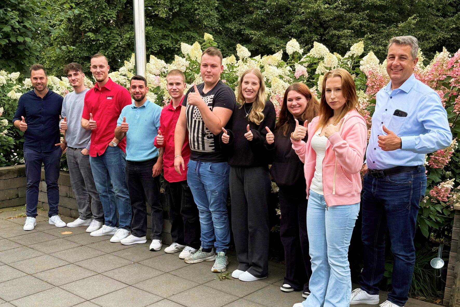 Vertriebsleiter David Dortland begrüßt die neuen Azubis Timur Kolmann, Aike Bose, Samuele Scorrano, Dean-Luca Ebbing, Jakeem Bajric, Lotte Nöcker, Joen Kantwill und Joyce Herzmann gemeinsam mit Personalleiter André Flack (von li.).