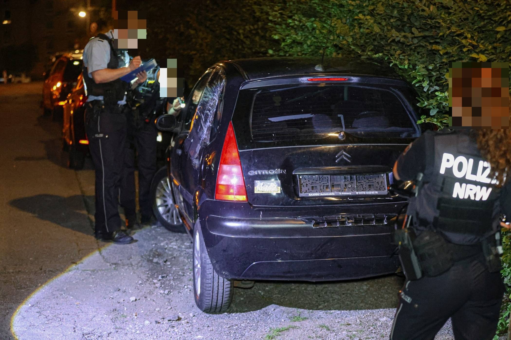  Die Polizei beschlagnahmte den Wagen. 