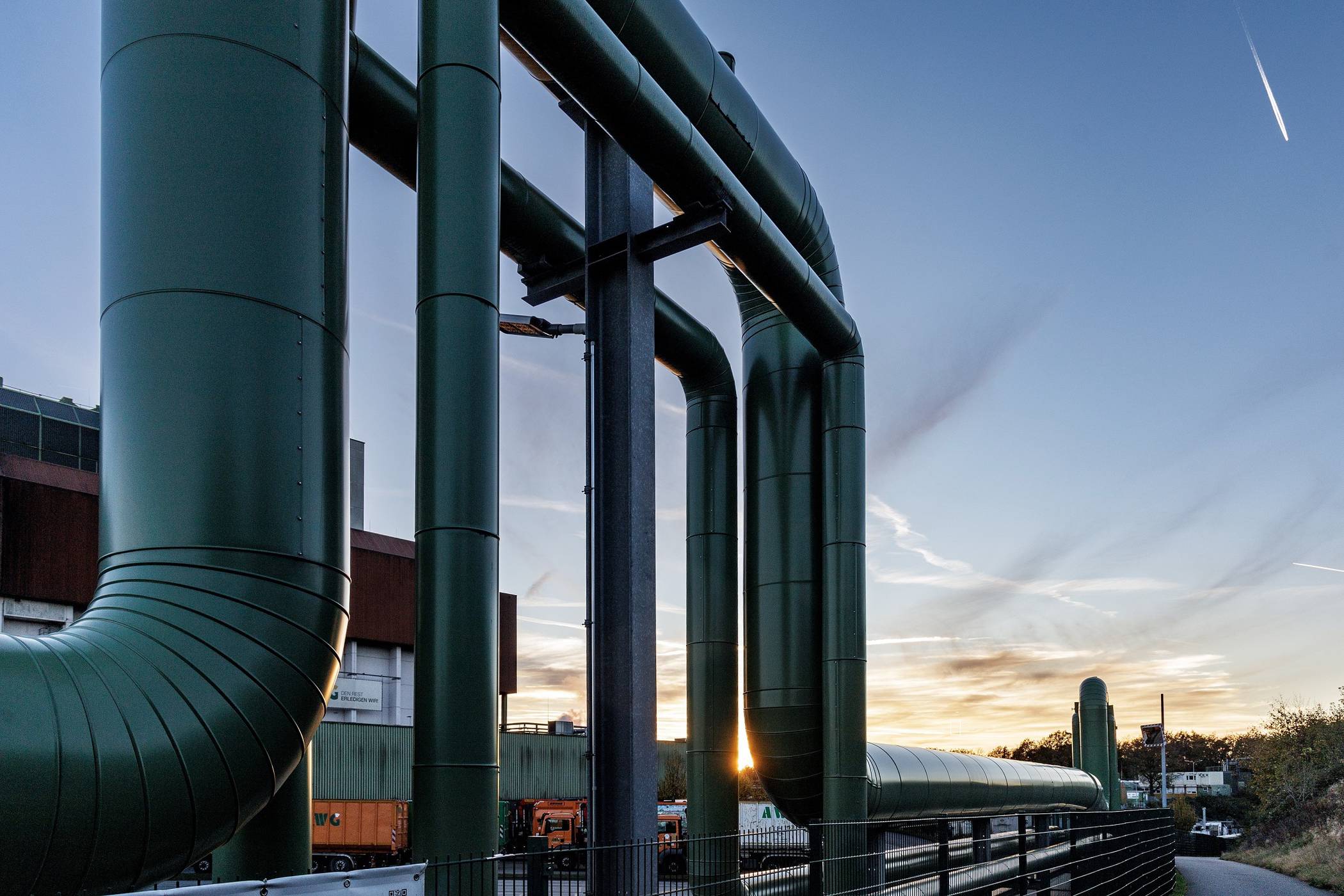 Fernwärme-Leitungen am Müllheizkraftwerk Korzert.