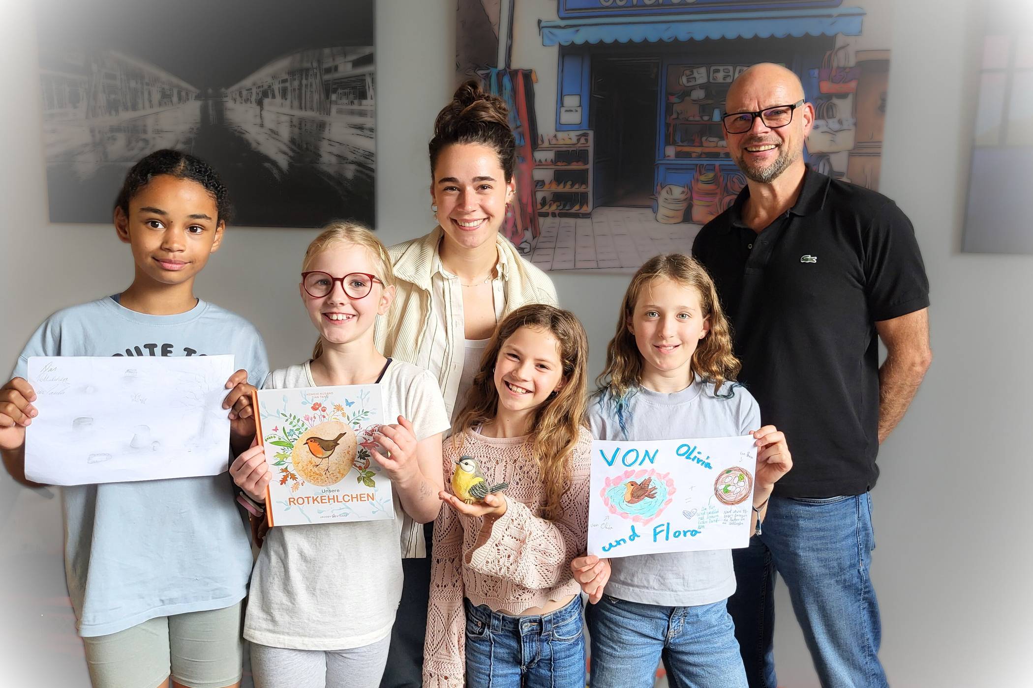  Von li.: Paula, Greta, Olivia und Flora mit Mitarbeiterin Rosalie und Carsten Martling. 