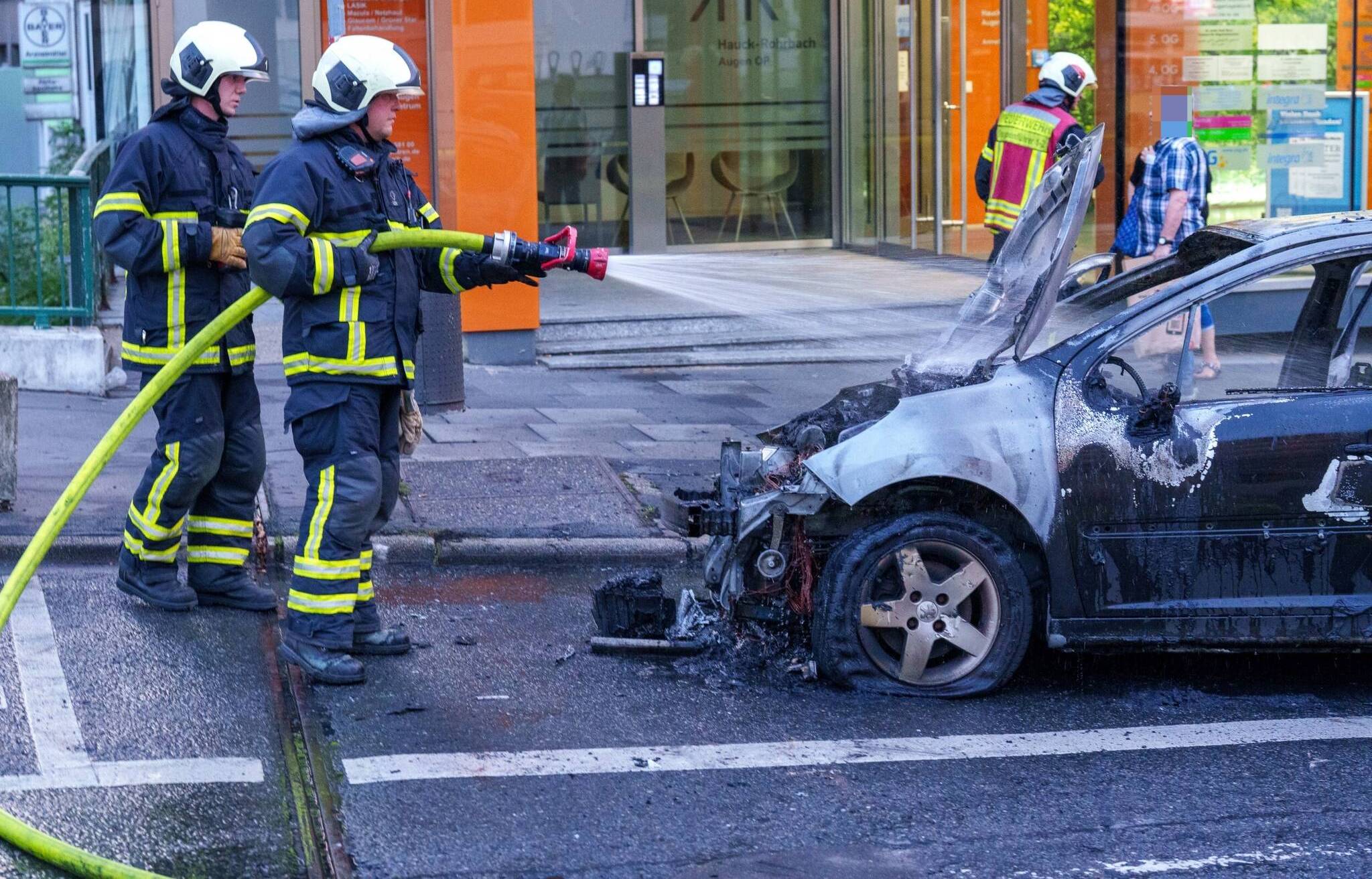 Bilder: Wagen geht in Wuppertal in Flammen auf