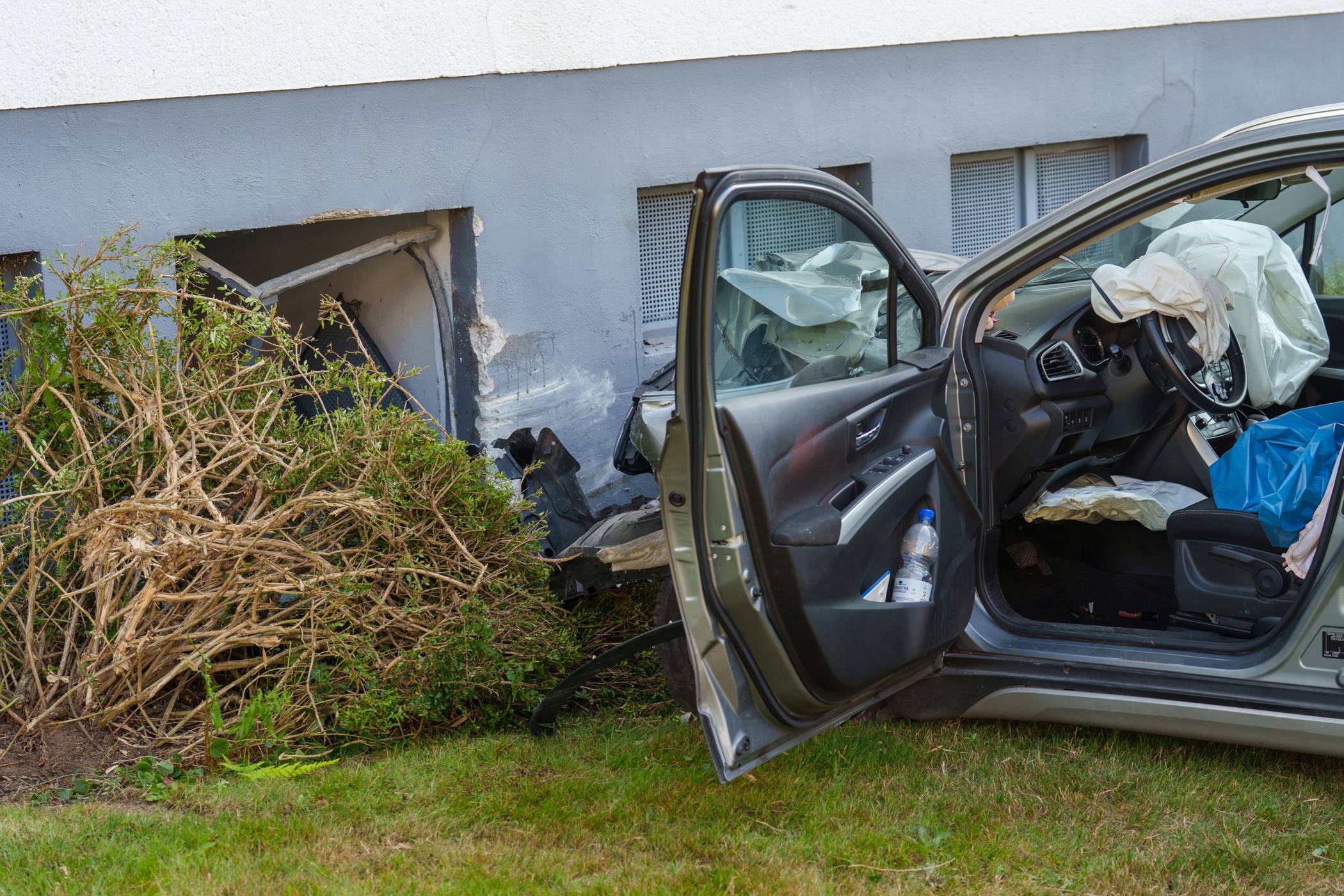  Der Wagen wurde erheblich beschädigt. 