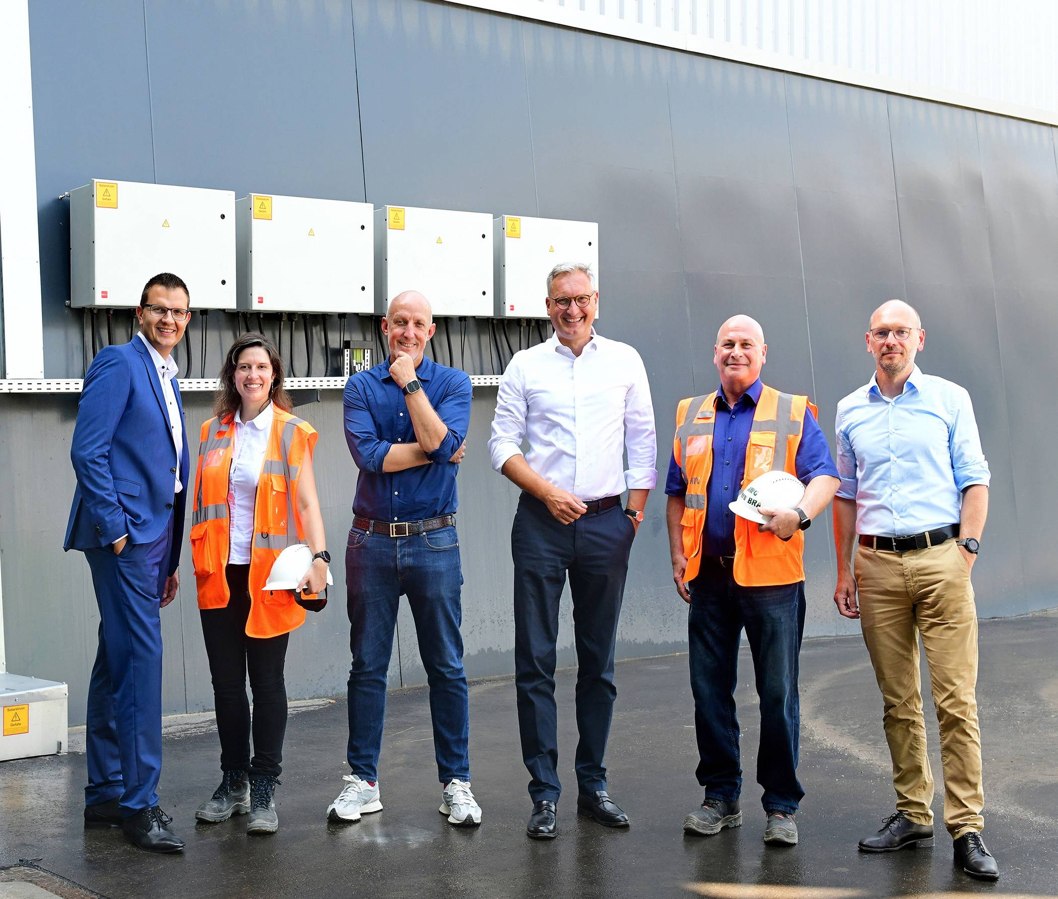 Von li.: Sascha Grabowski (Geschäftsführer AWG), Nicole Neukirchen (Prokuristin BRA), Markus Schlomski (Arbeitsdirektor und Vorstand WSW), Markus Hilkenbach (Vorstandsvorsitzender WSW), Frank Schlenz (Geschäftsführer BRA) und Andy Völschow (Leiter Kunden- und Quartierslösungen WSW).