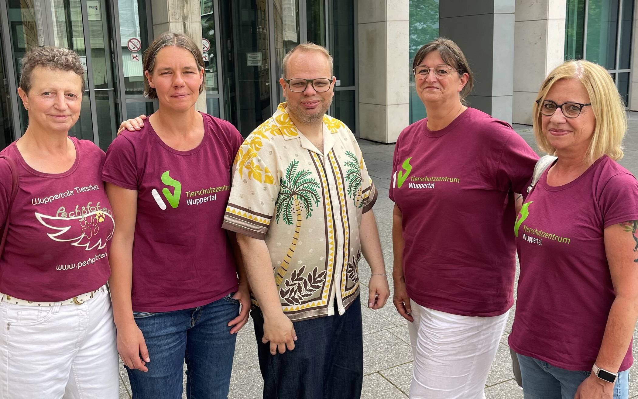 Helge Lindh mit dem „Pechpfoten“-Team am