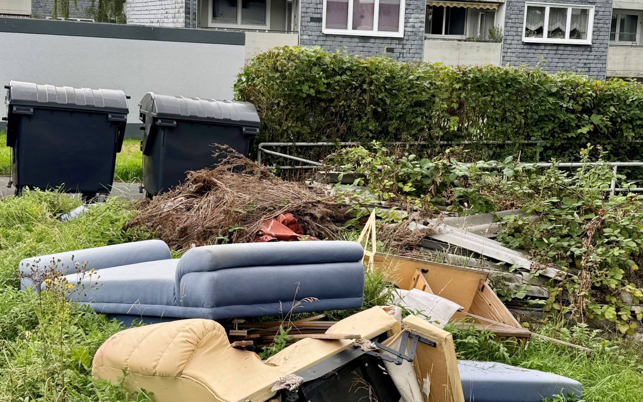  Überhaupt nicht lustig findet die Nachbarschaft diese wilde Müllkippe vor dem Haus Nr. 9 an der Konrad-Adenauer-Straße. 
