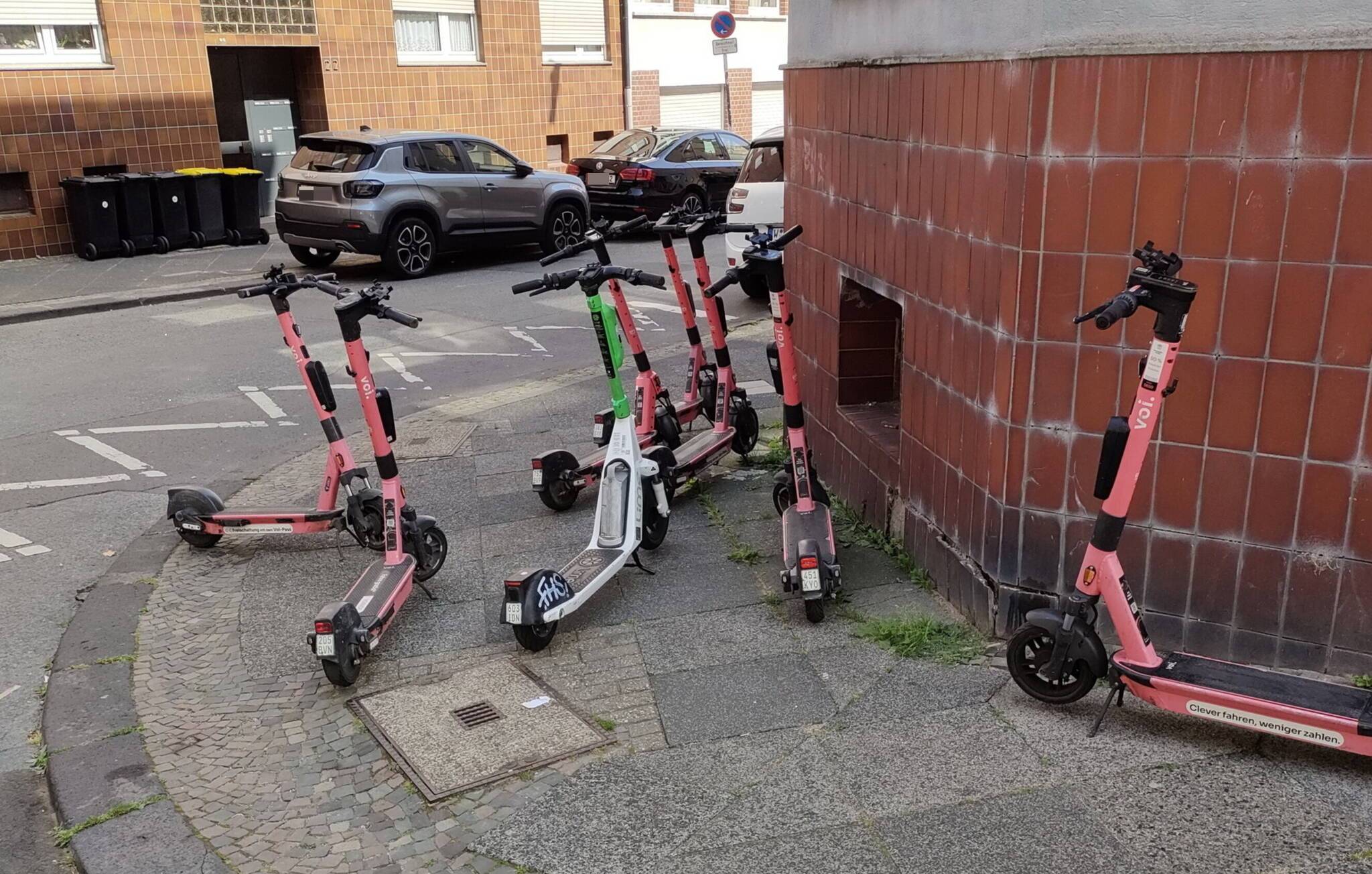 Die Scooter-Abstell-Groteske auf beiden gegenüberliegenden Bürgersteigseiten