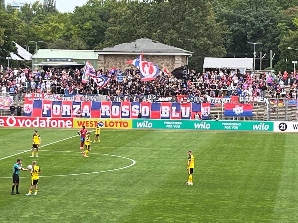  Der WSV-Fanblock im Stadion Rote Erde. 