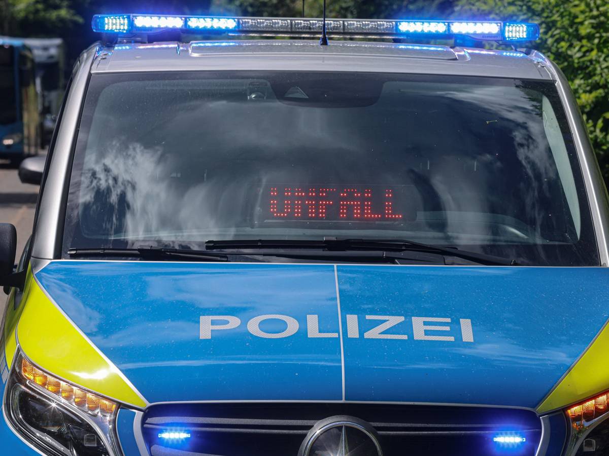 Frau übersieht rote Ampel