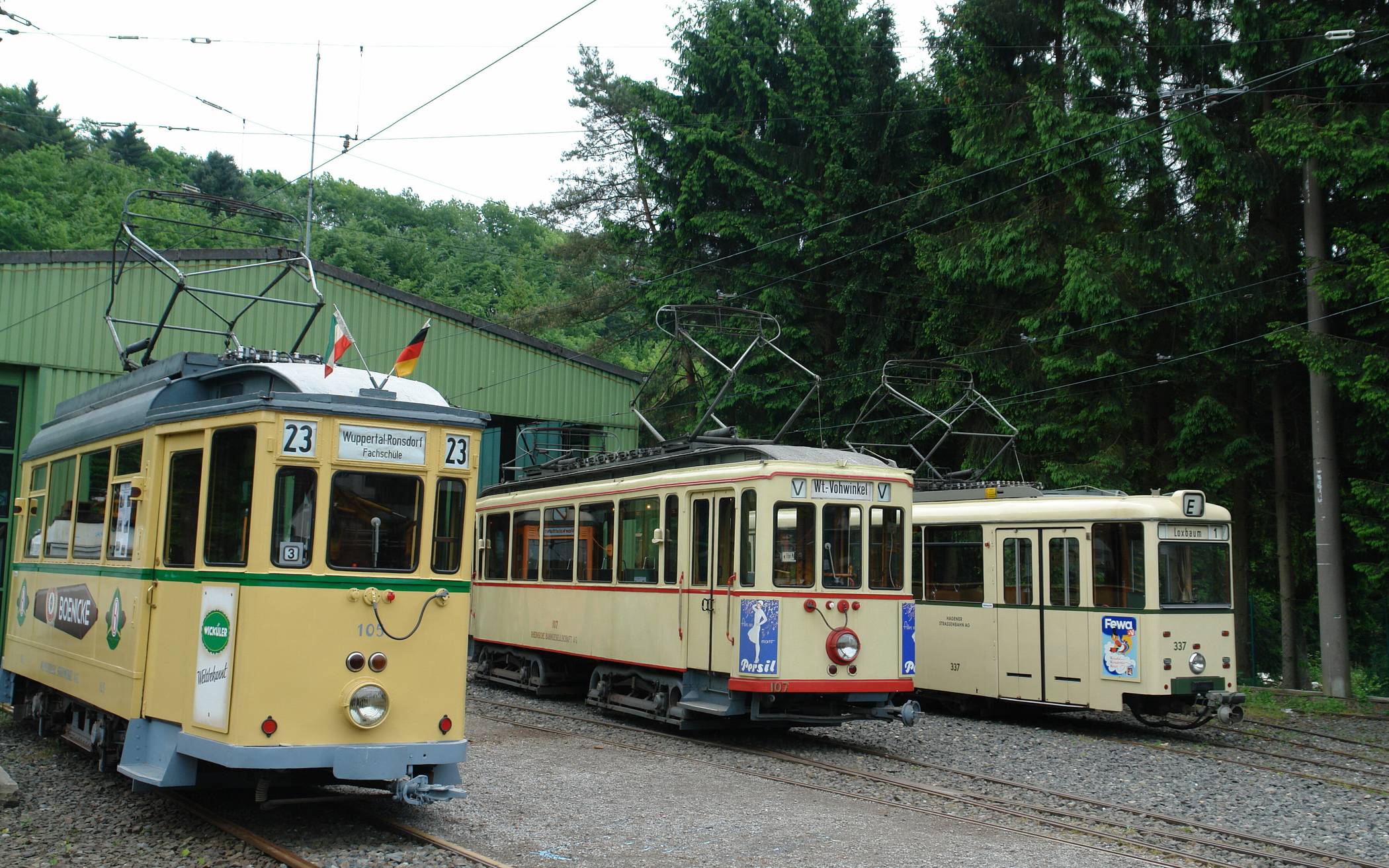 Die historischen Bahnen im Betriebshof Kohlfurther Brücke.