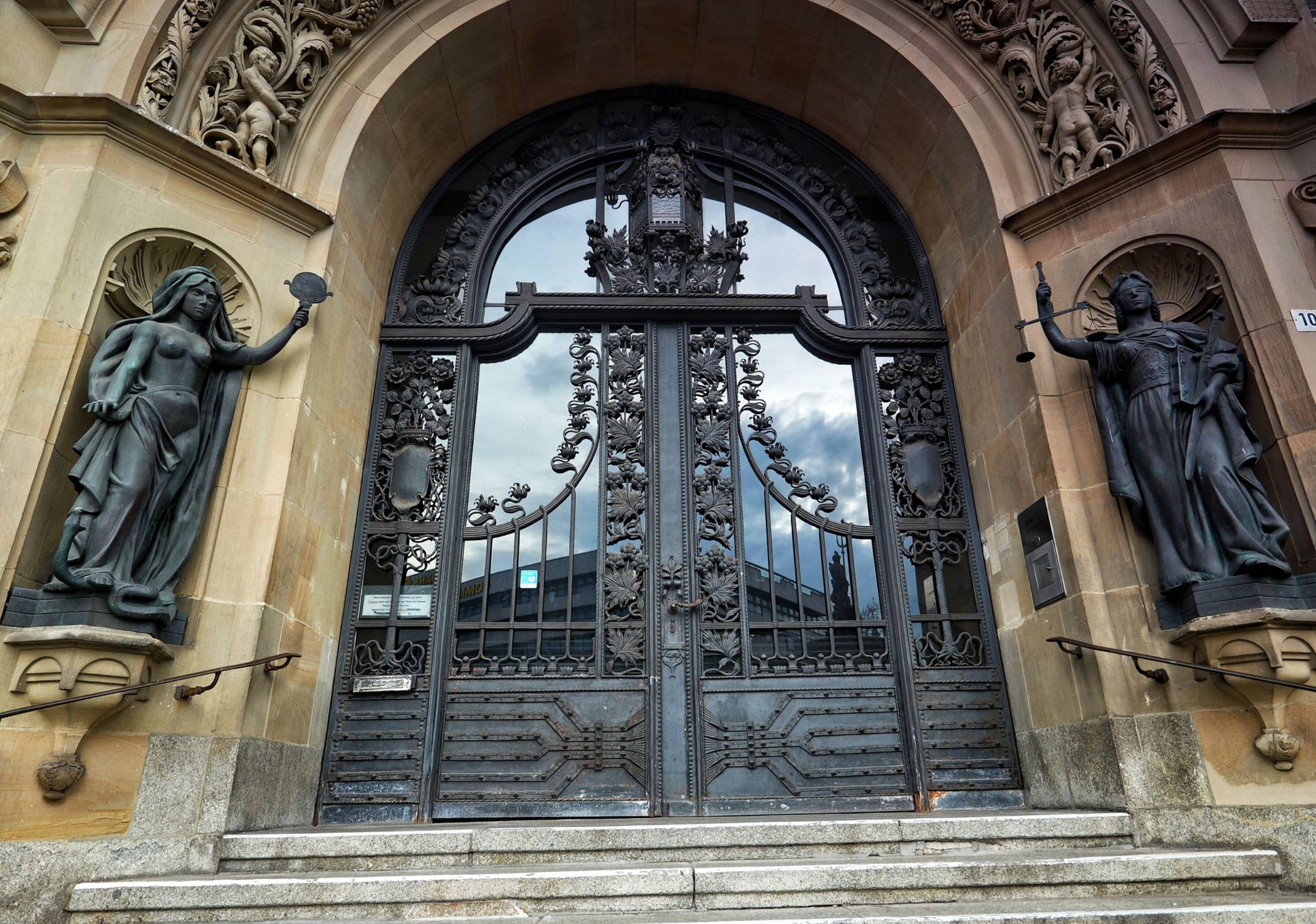 Der Eingang zum Verwaltungsgebäude am Neumarkt (Symbolbild).