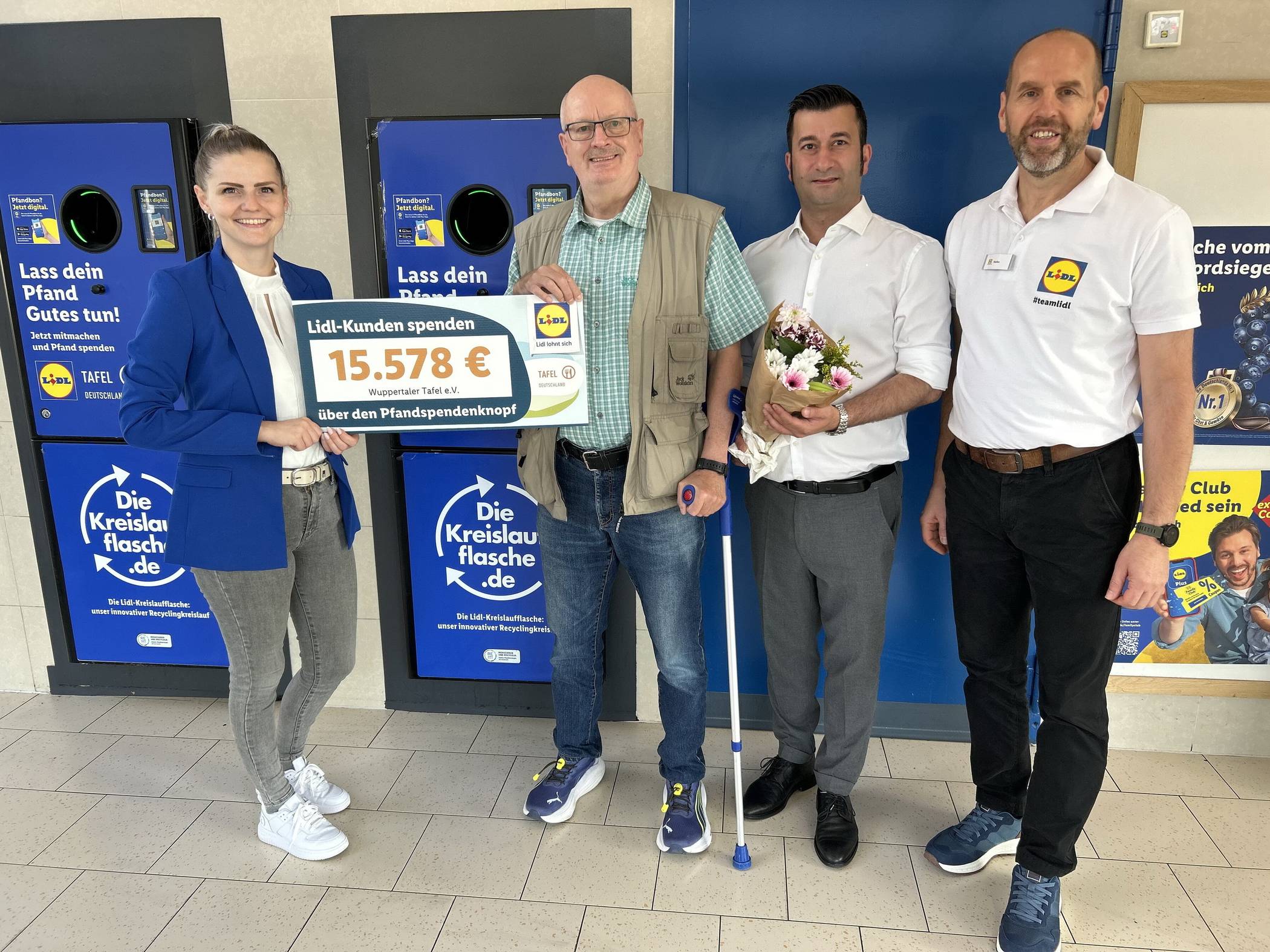 WR Lidl Scheck Tafel Wuppertal Pfand 8-2025 / Lea-Sophie Petzolt (li., Vertriebsleiterin der Lidl Vertriebs GmbH &amp; Co. KG in Leverkusen) und Heiko Groß (re., Vertrauensperson und Tafel-Beauftragter der Lidl Vertriebs GmbH &amp; Co. KG in Leverkusen) übergaben Peter Vorsteher (2.v.li, Vorsitzender der Wuppertaler Tafel) und Zülfü Polat (Geschäftsführer der Wuppertaler Tafel) den Scheck. 