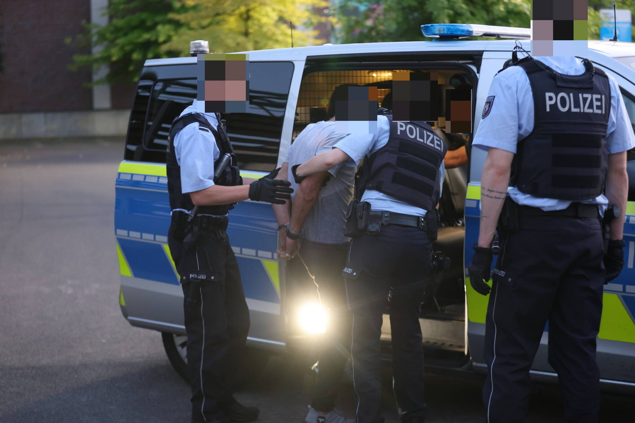 Die Polizei brachte den Tatverdächtigen zur Wache.