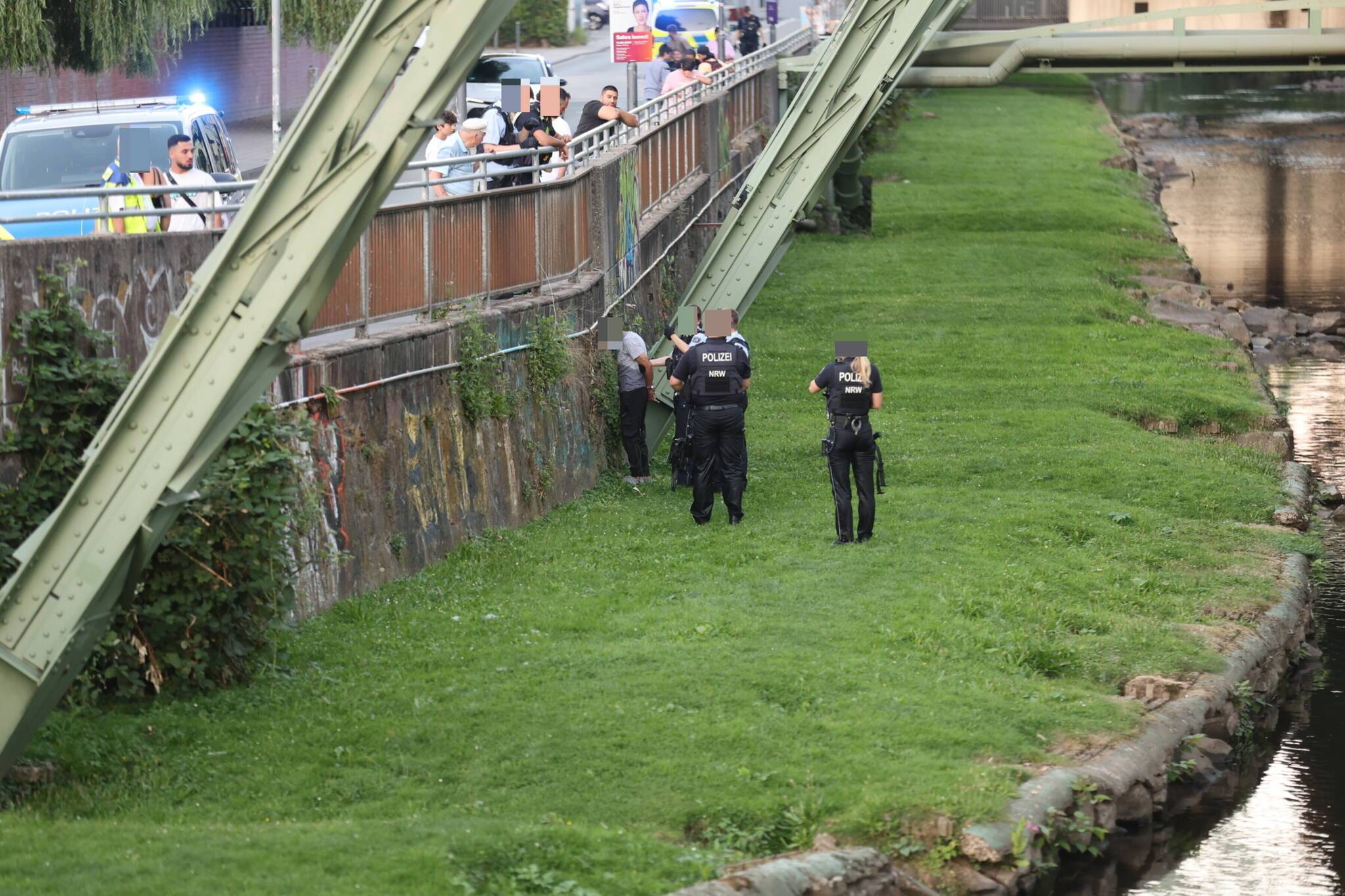 Der Mann wurde aus der Wupper geführt.