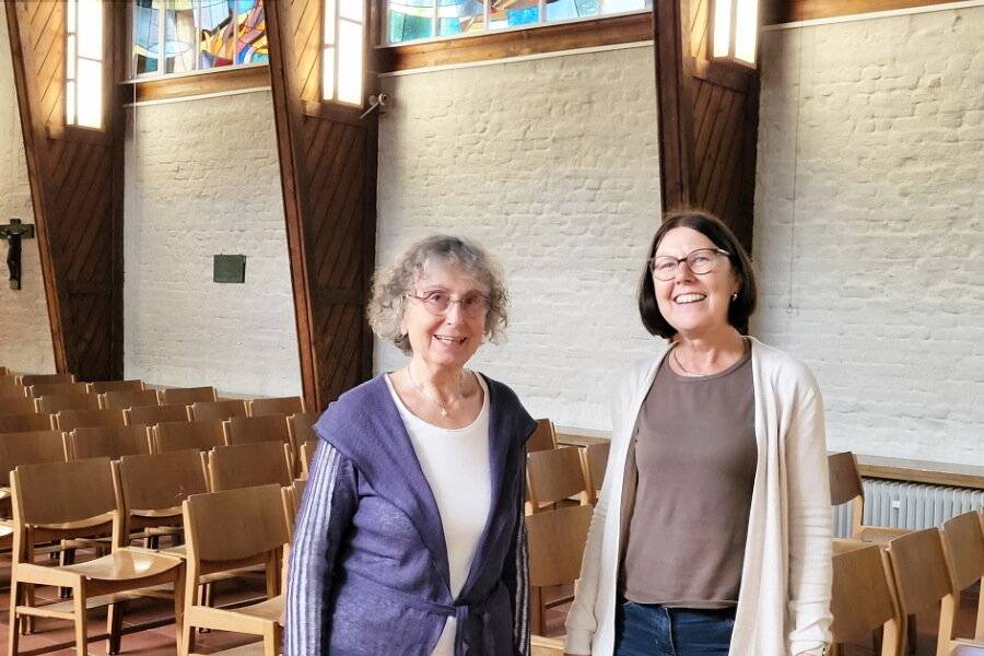 Passender Ort: Tabea Luhmann und Dorothee Nüllmeier laden zum Infoabend in die Johanneskirche ein.