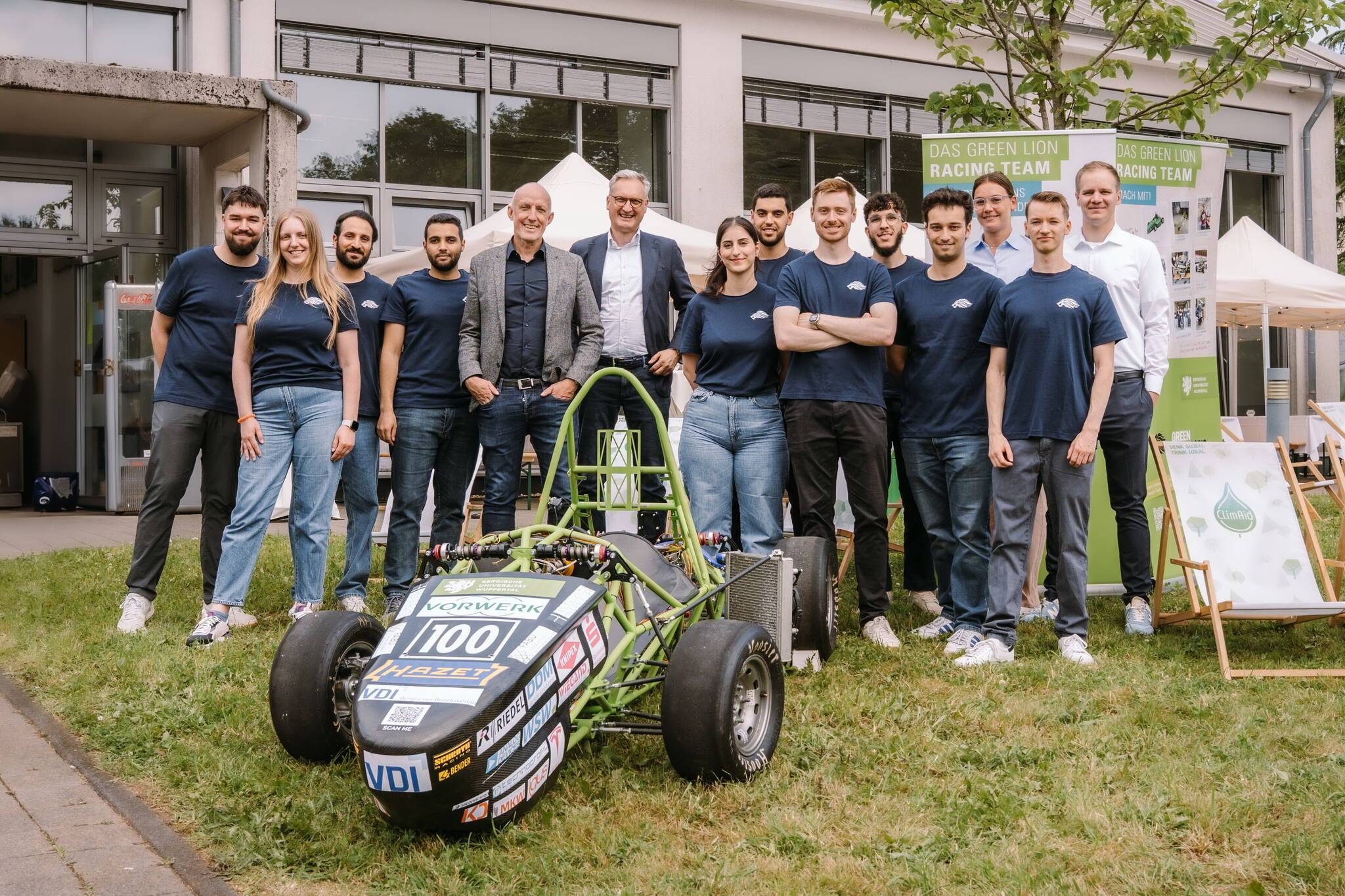 Das „ Green Lion Racing Teams“ bei einem Sponsorentermin mit den Wuppertaler Stadtwerken.