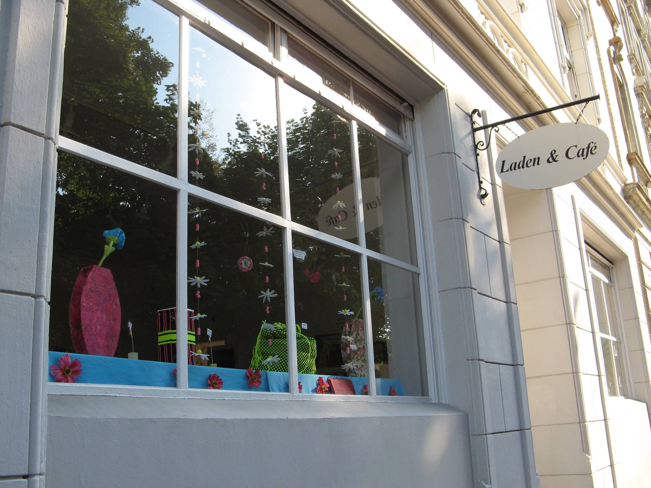  „Laden &amp; Café“ in der Plateniusstraße. 