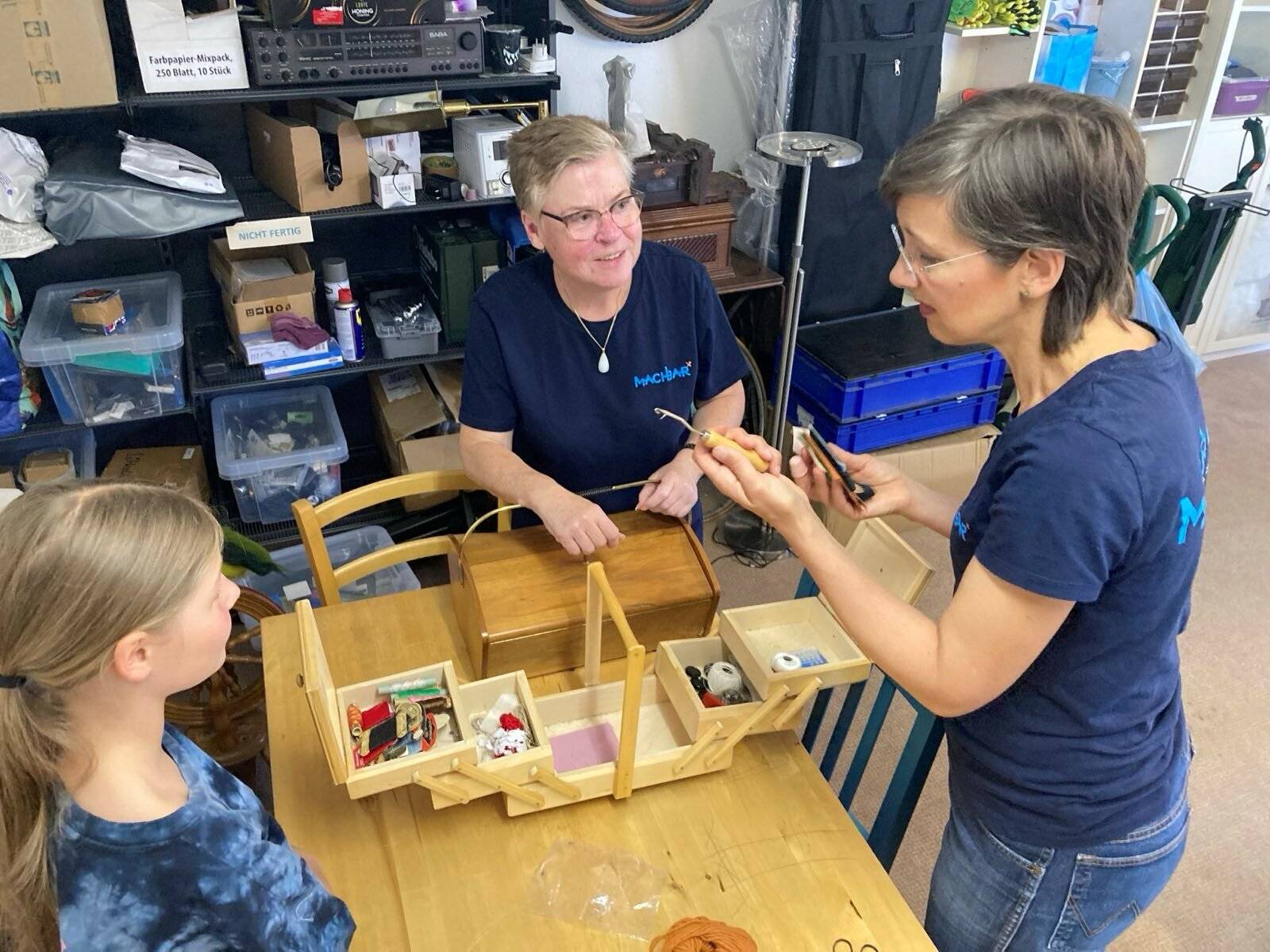  Den Teilnehmerinnen und Teilnehmern steht stets Hilfe zur Verfügung. 