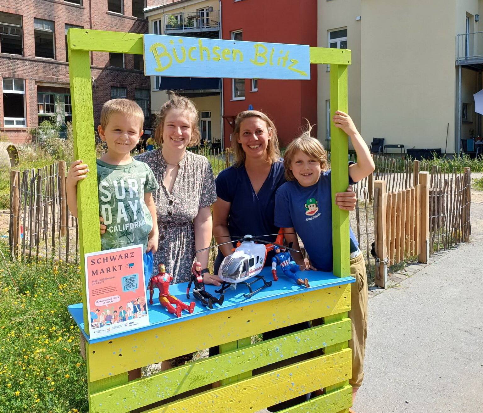 Bettina Haas und Inga Fiebig freuen sich im Garten mit Villa Luhns mit ihren Kindern auf den „Schwarzmarkt“. 