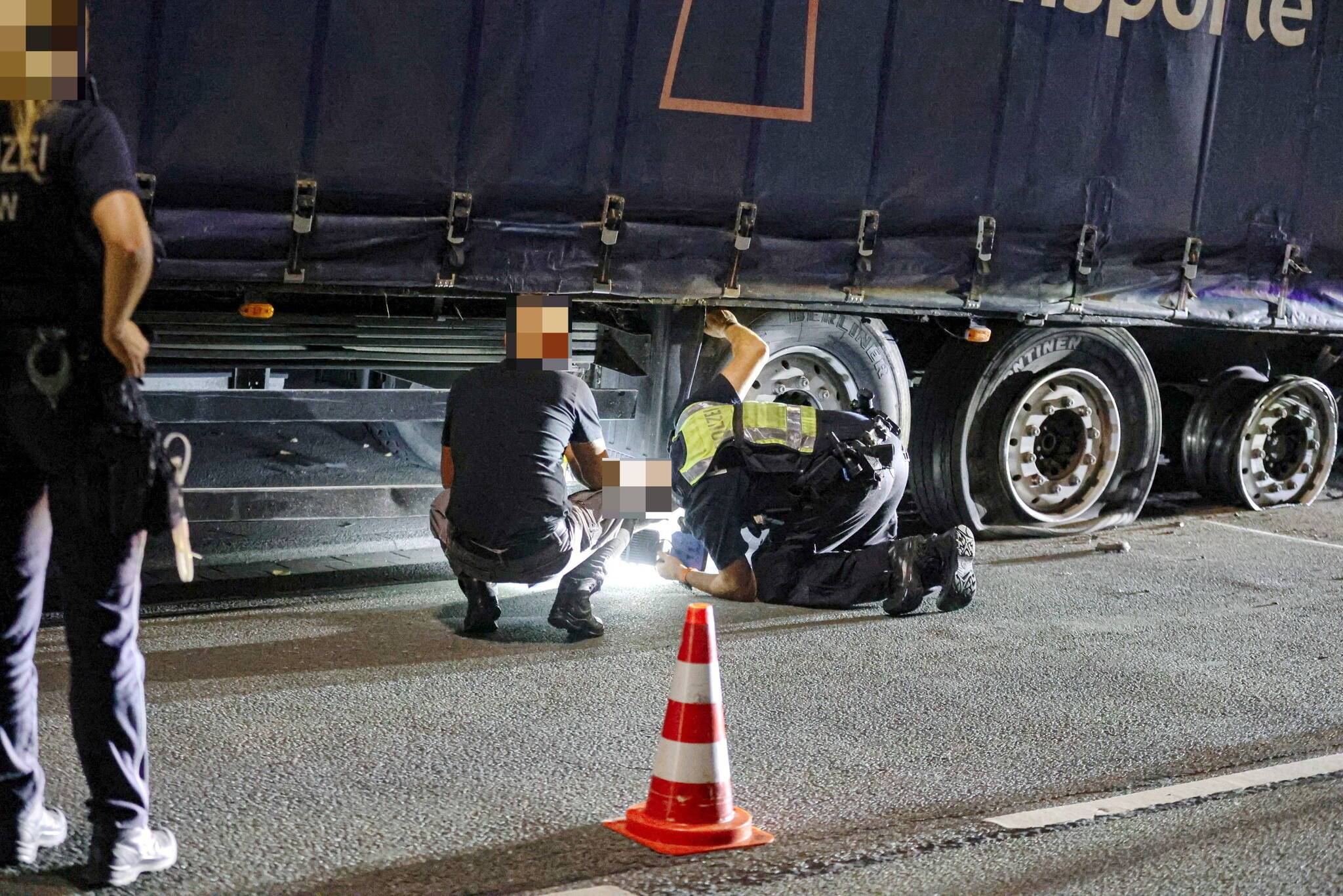 Die Polizei inspizierte den Auflieger gründlich.