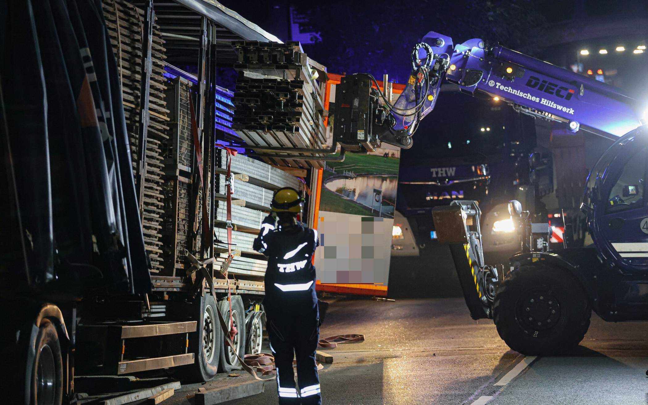 Bilder: Geplatzte Lkw-Reifen wegen Überladung