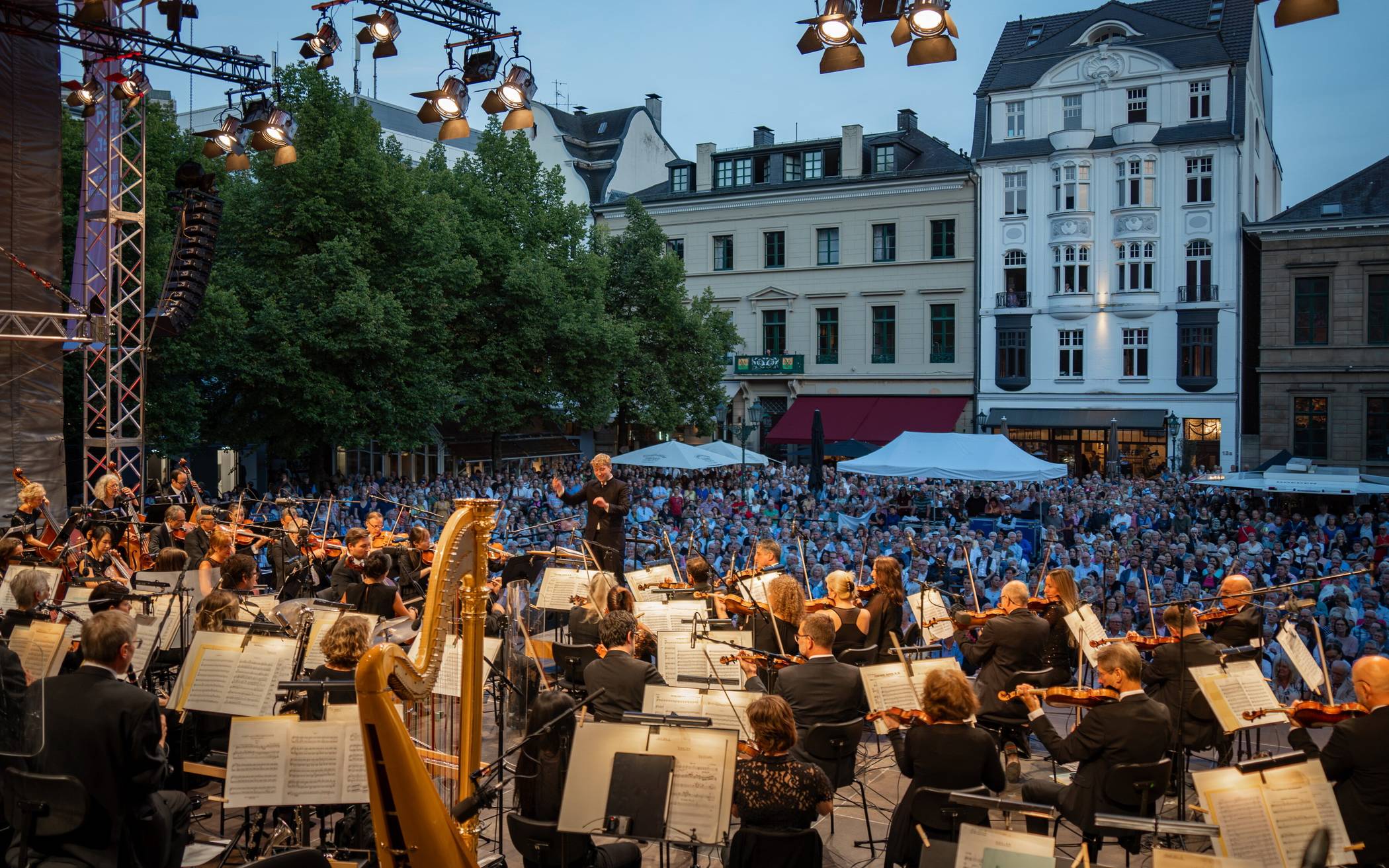 Die Konzerte locken viele Zuhörerinnen und Zuhörer auf den Laurentiusplatz.