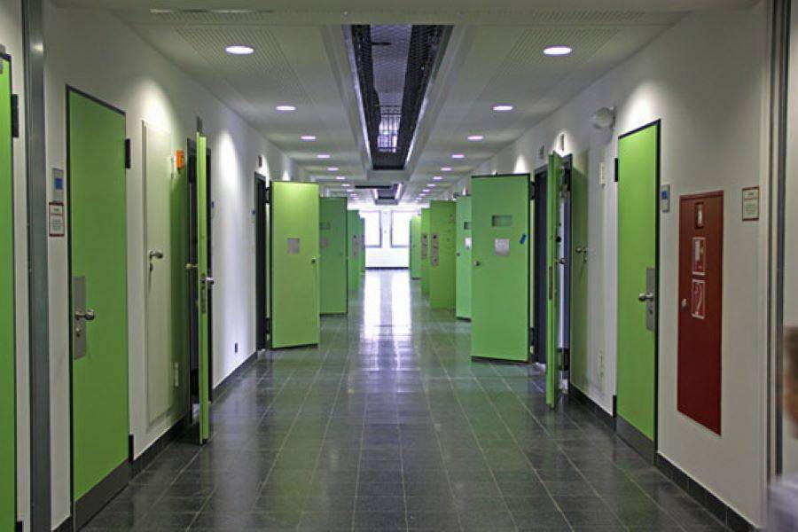  Zellentrakt in der JVA: Wer um ein Gespräch mit dem Seelsorger bittet, wird von ihm in der Zelle abgeholt. 