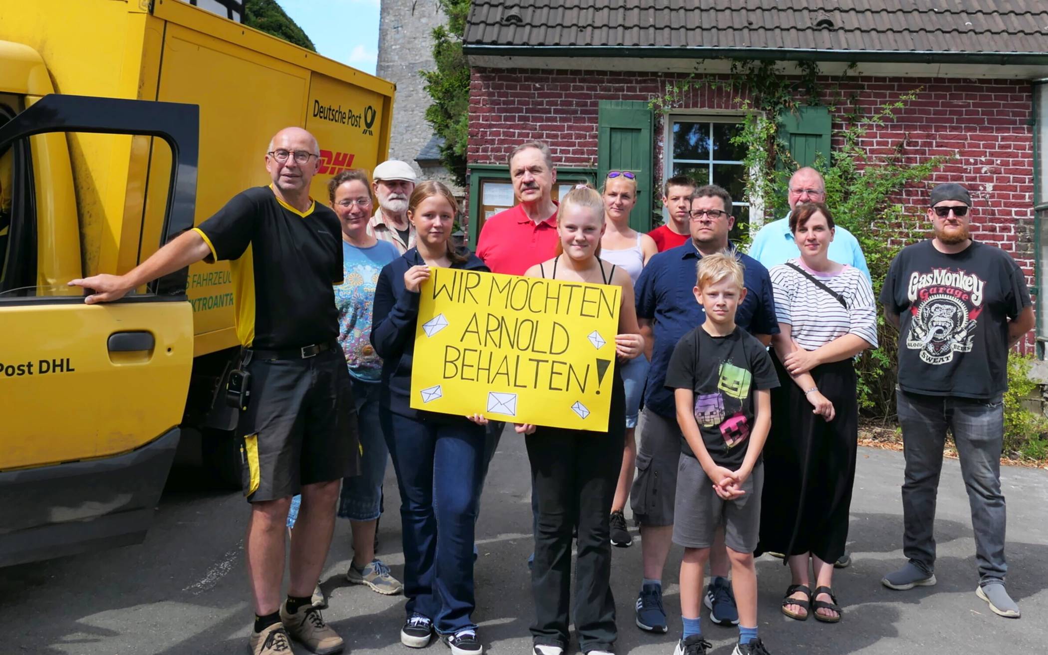 Postbote Arnold Schmidt (links) in Schöller – wo er nach dem Willen vieler Bewohner unbedingt weiter Dienst tun soll.  
