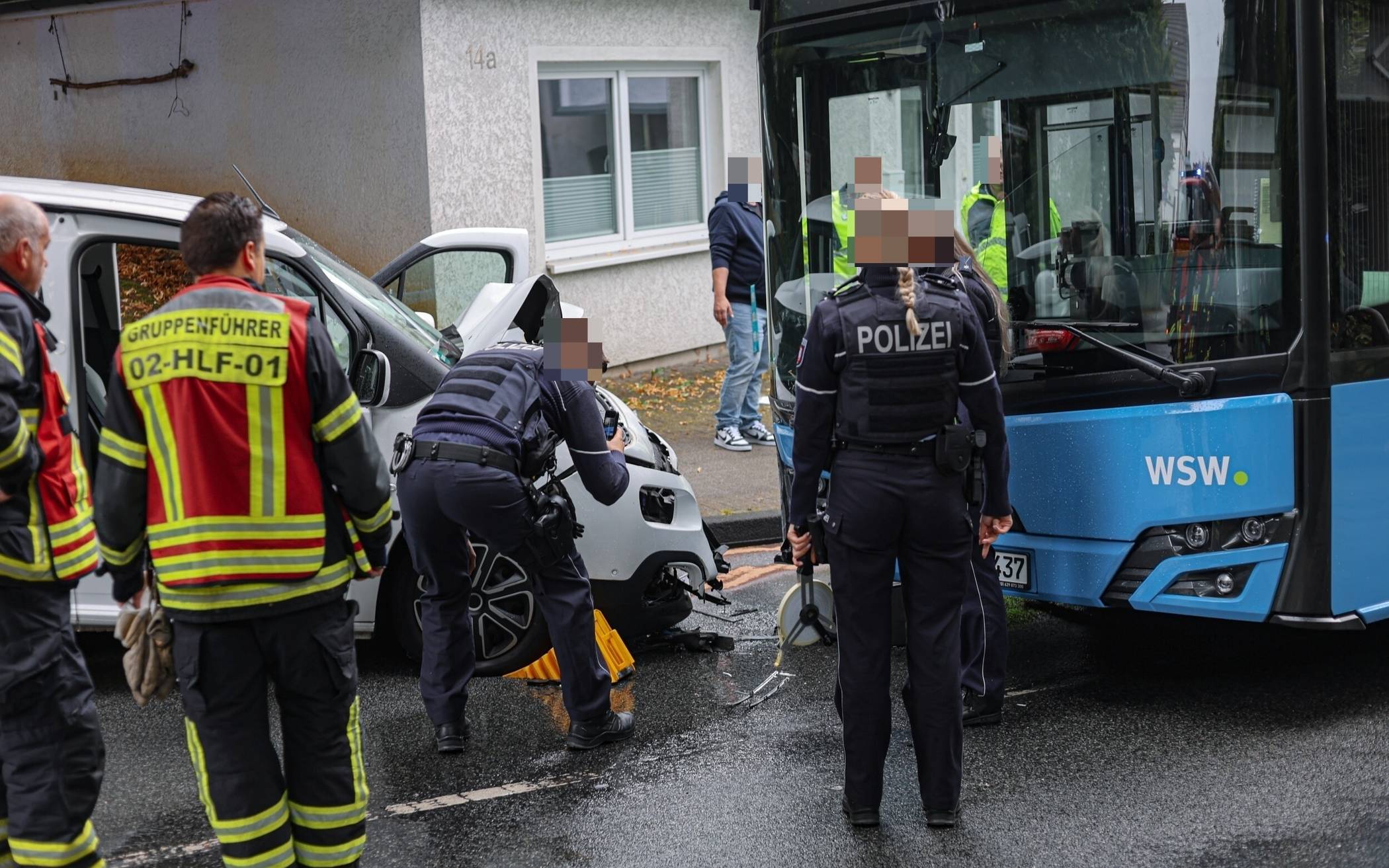Bilder: Pkw stößt in Wuppertal mit Bus zusammen