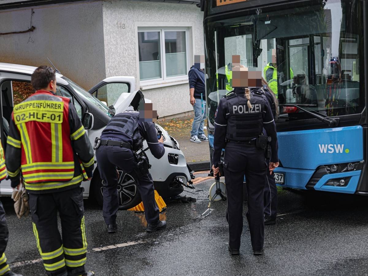 Pkw stößt mit Bus zusammen
