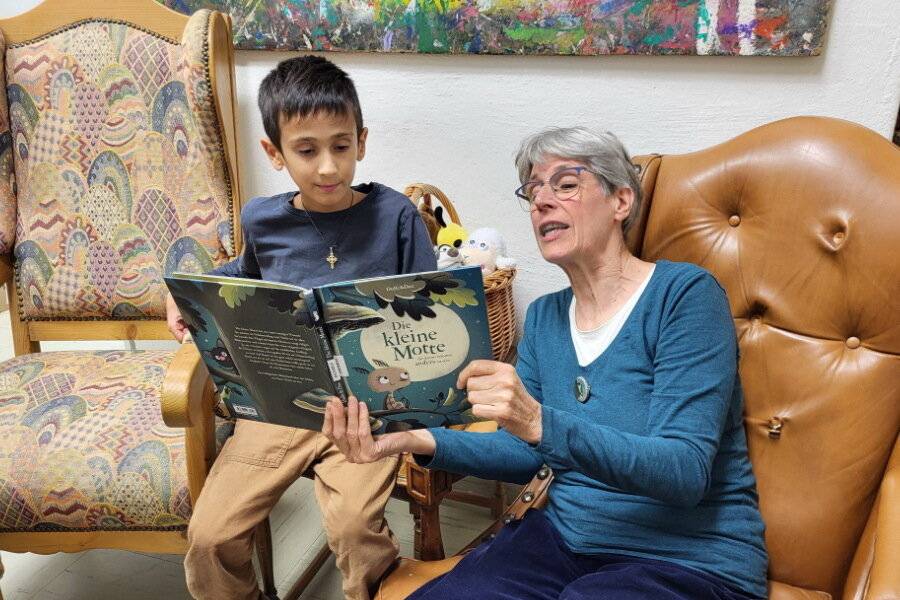 Lesepatin Karin Mann in Aktion.